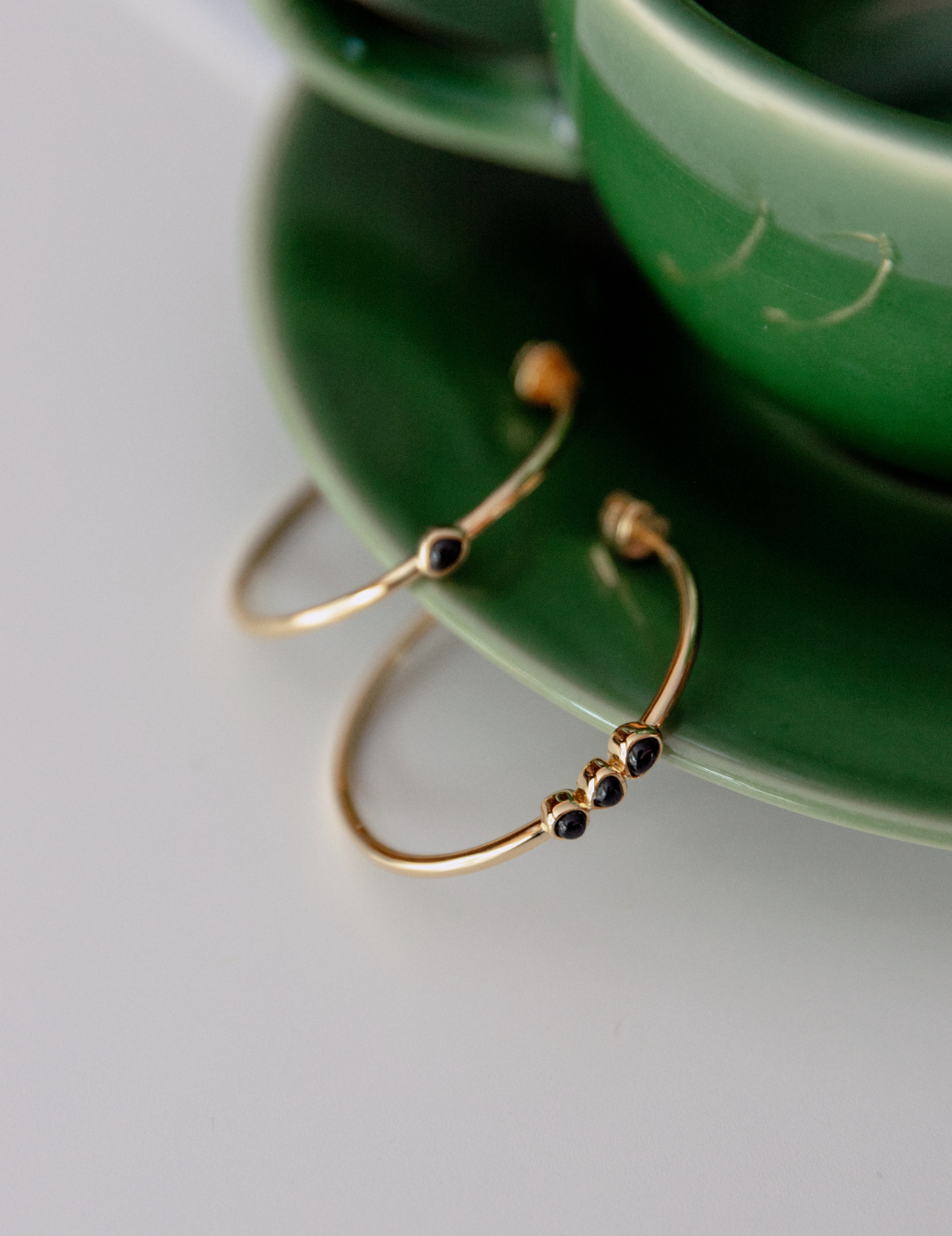 黑瑪瑙細緻圓圈耳環（金色）