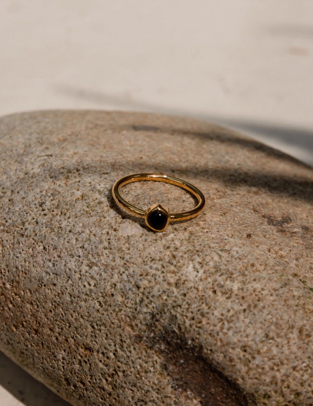 黑瑪瑙圖騰戒指（金色/3尺寸）