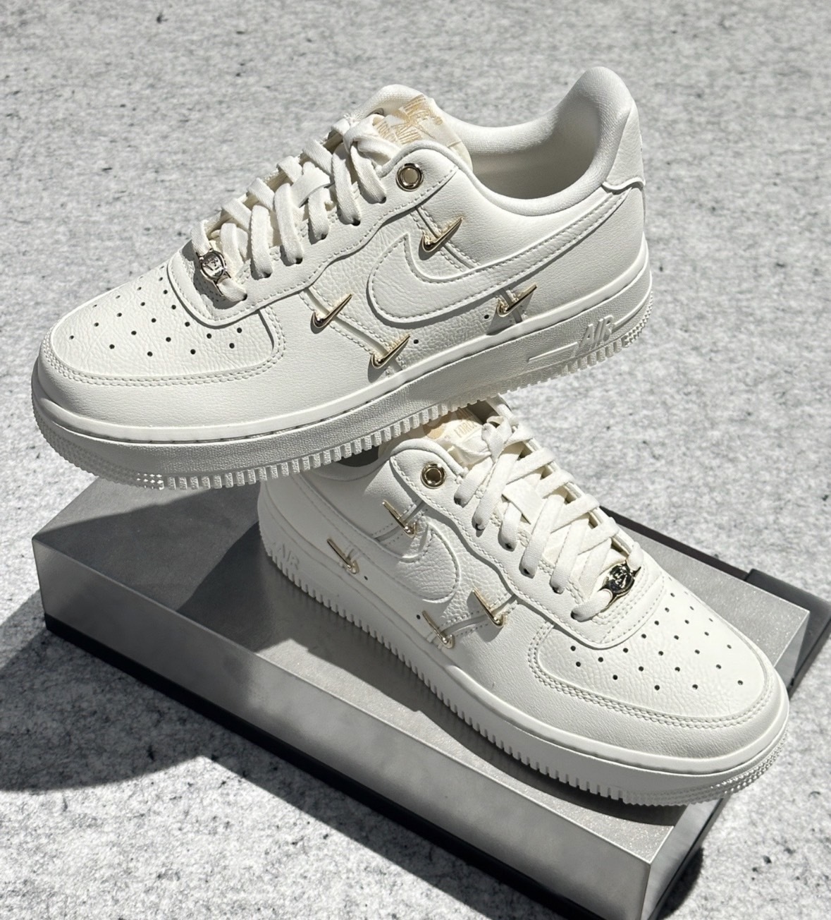 【NIKE】 AIR FORCE 1 '07 白金4連スウッシュ FV3654-111 NIKE AIR FORCE 1 '07 LX 白金勾(FV3654111)