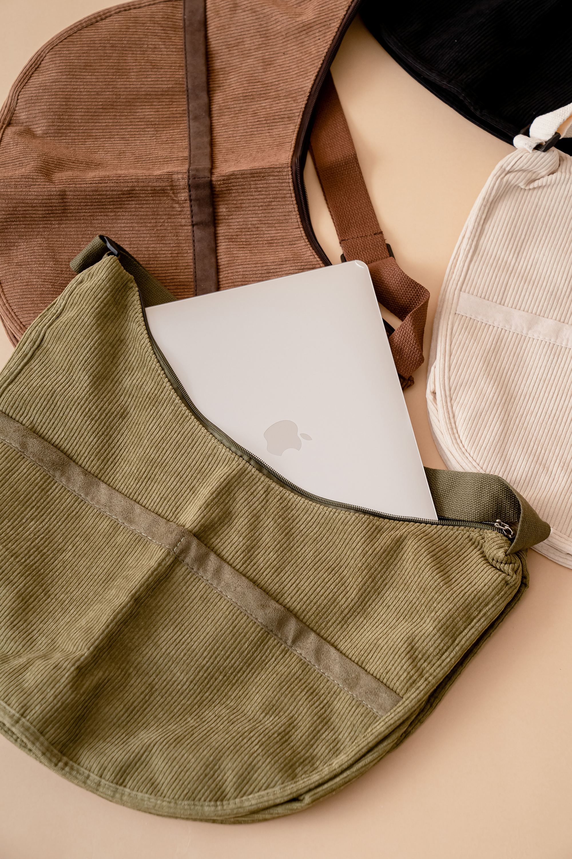 日系燈芯絨加大半月包