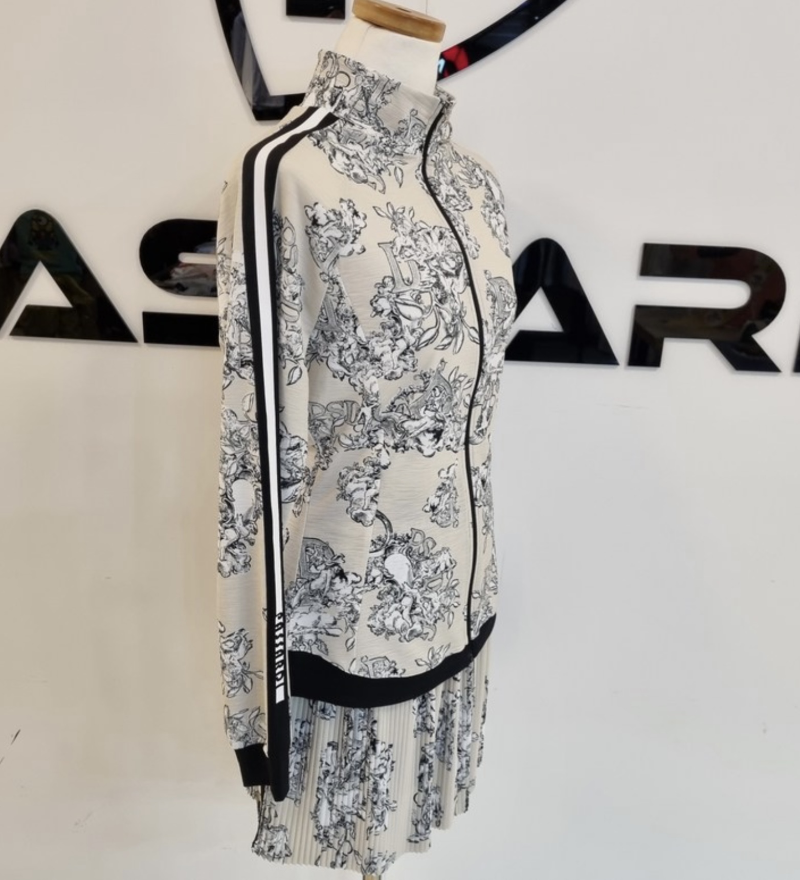 女 303M 韓國Passardi 高球品牌正品折扣/春夏秋款 印花時尚花卉圖騰氣質拉鍊外套/高爾夫球衣 雜誌熱銷款