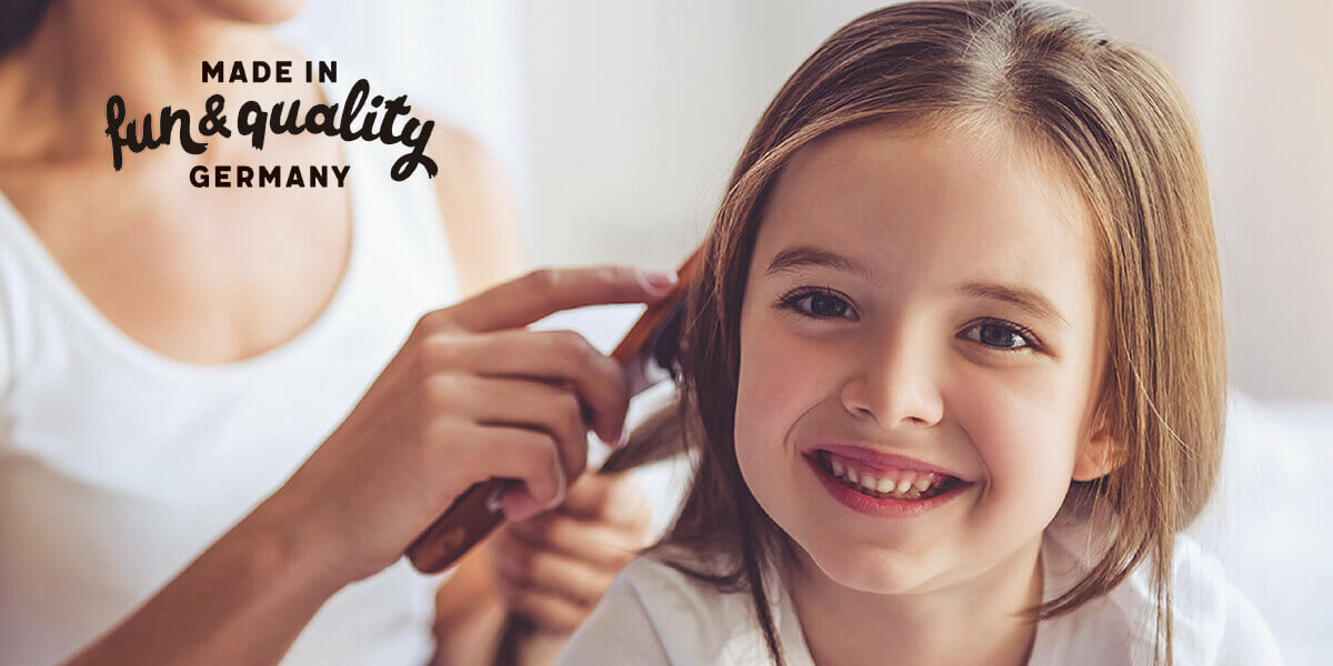 寶貝頭髮毛毛躁躁嗎?兒童建議不要使用成人護髮產品,可能有影響兒童的化學成分。推薦專為兒童設計的護髮髮香噴霧,天然安全,敏弱肌適用,甜甜果香,小公主必備