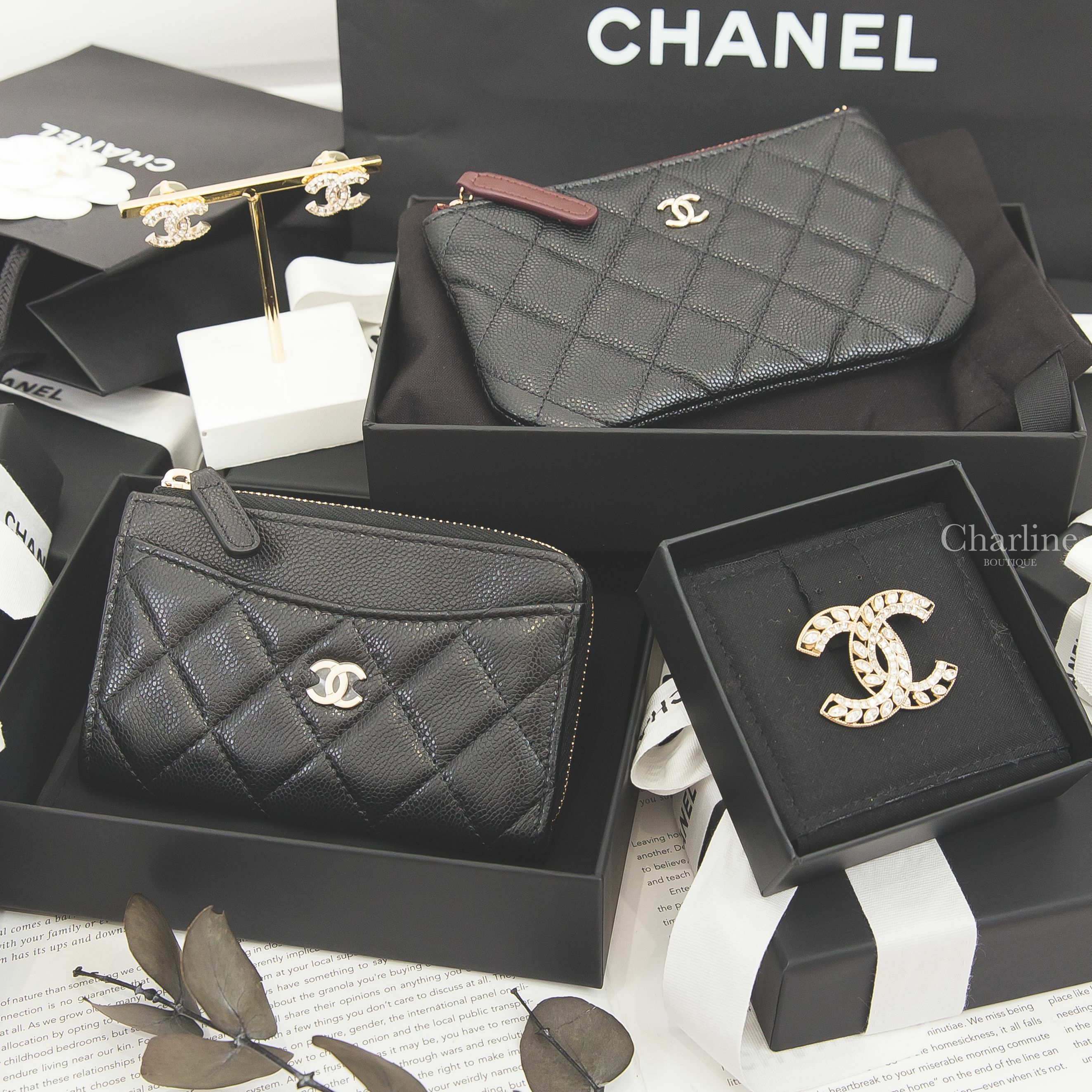 Chanel Card Holder 黑色金CC酒紅內裡菱格紋小羊皮卡片拉鍊零錢夾,黑色金CC酒紅內裡荔枝菱格紋拉鍊零錢包,Chanel 金色簍空麥穗方型水鑽CC胸針,金色方格CC水鑽耳環-Charline Boutique 精品代購