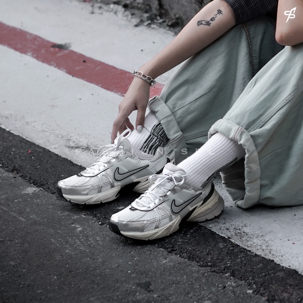 W Nike V2K Run Summit White Metallic Silver 金屬銀  FD0736-100