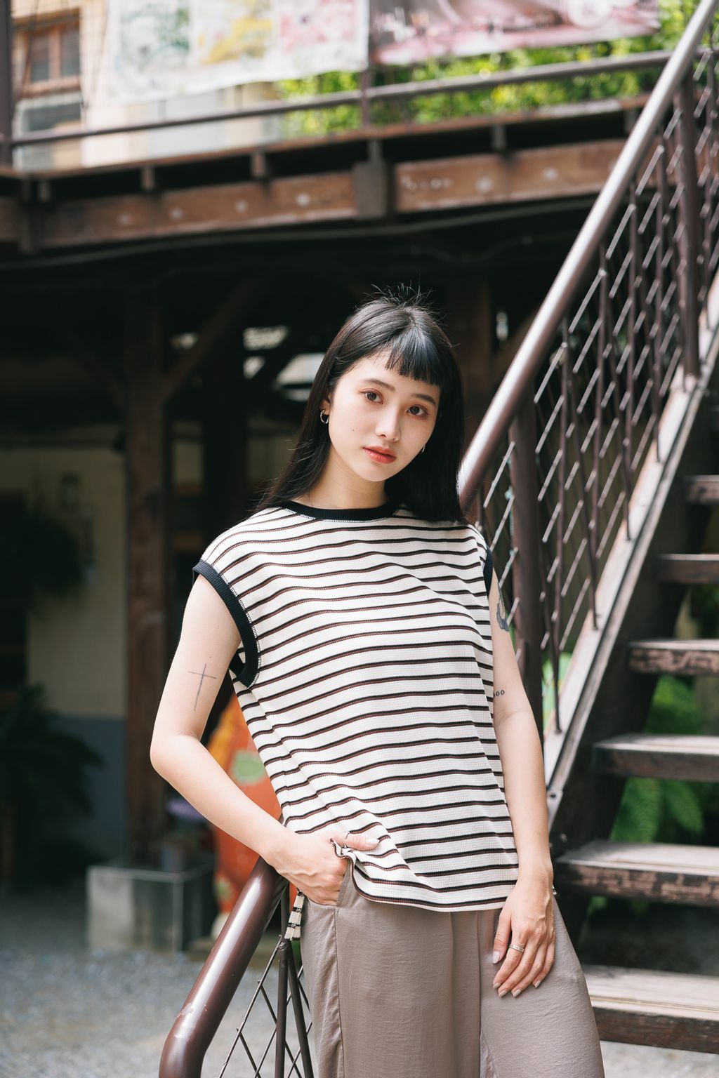 (限量)撞色線條無袖上衣(兩色-白)