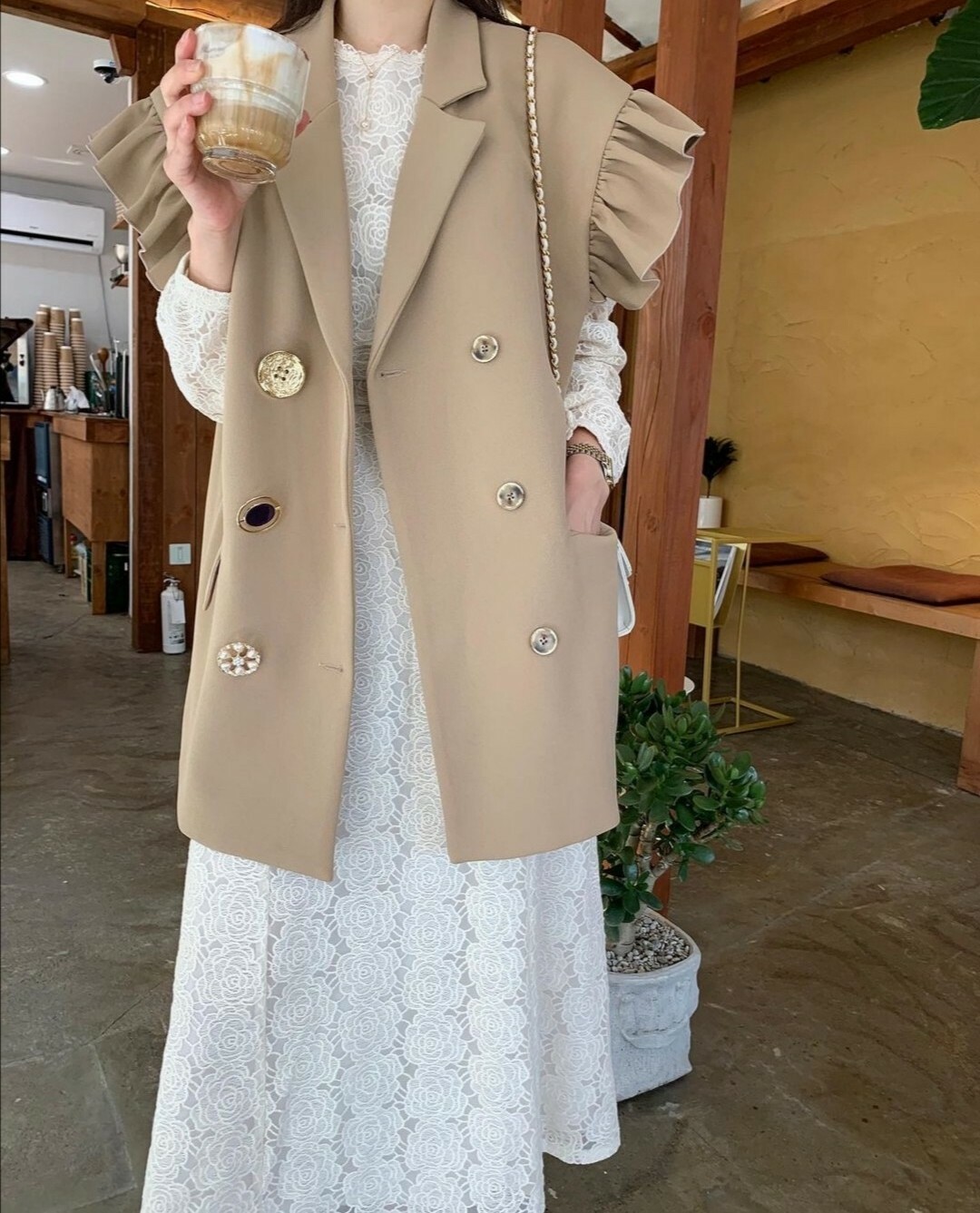 木耳邊寬鬆背心+ 重工溝花洋裝