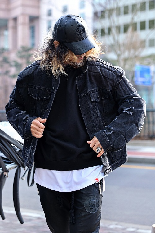 肩部壓花騎士牛仔夾克