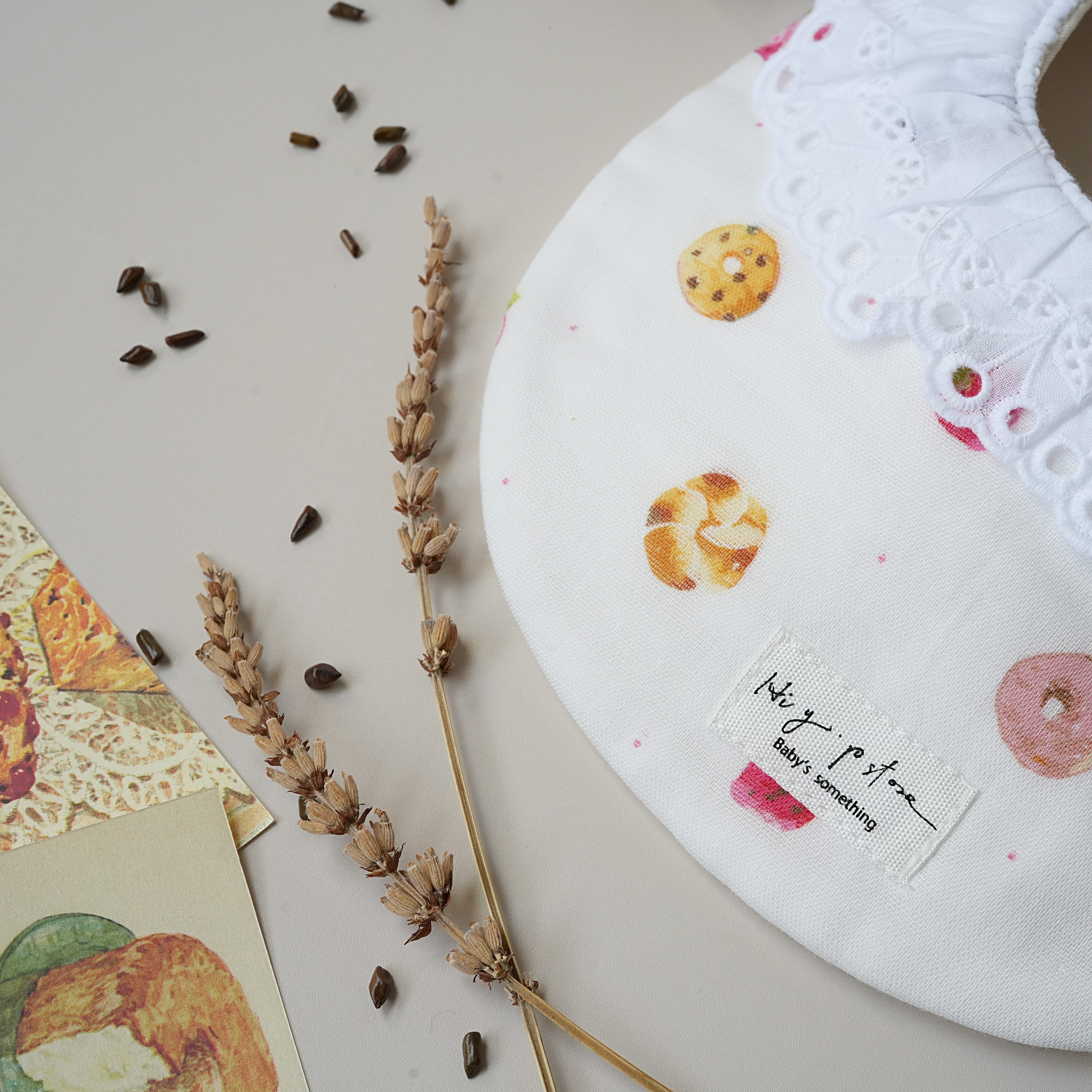 Hi Y.P store-手作圍兜-獨家設計款-草莓甜甜圈