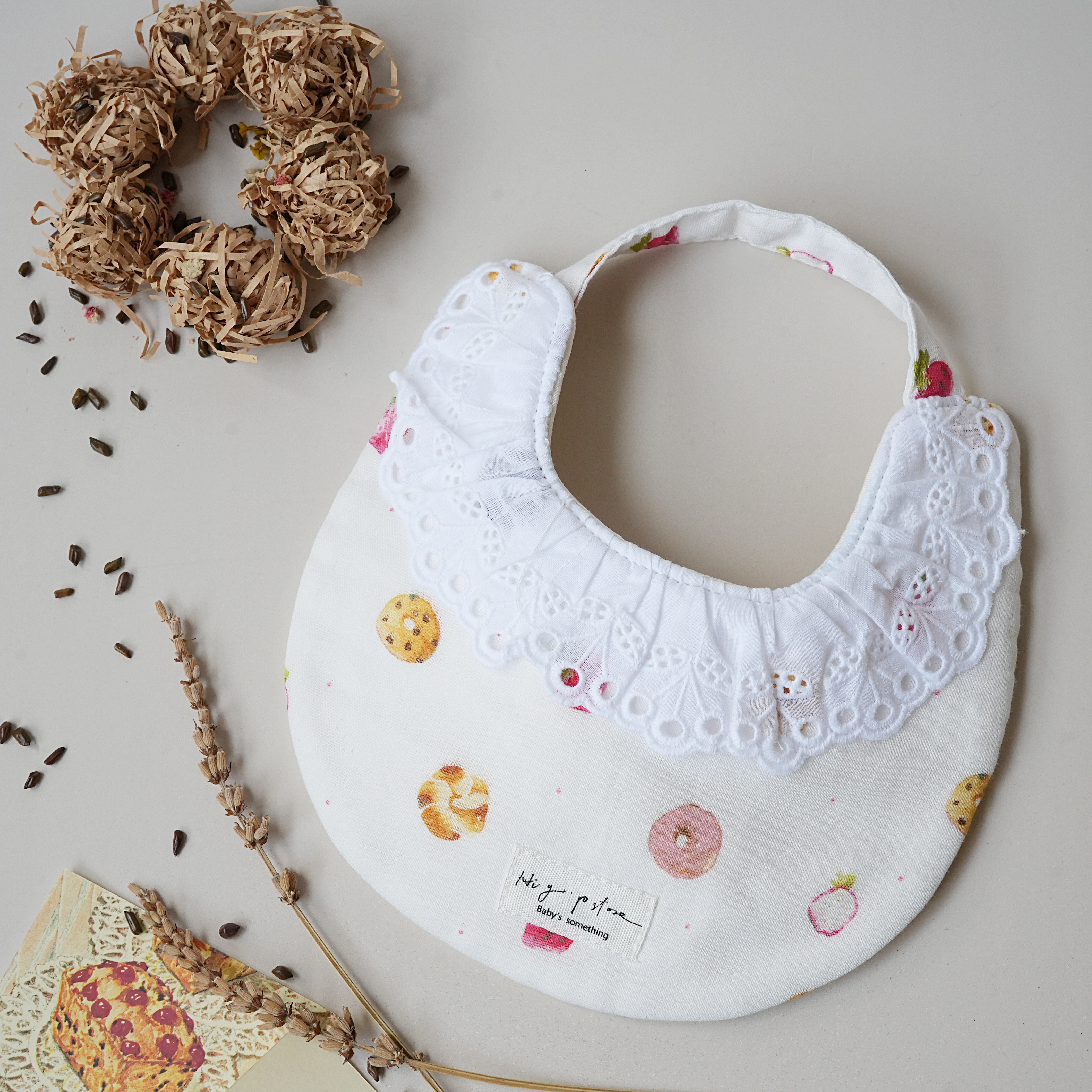 Hi Y.P store-手作圍兜-獨家設計款-草莓甜甜圈