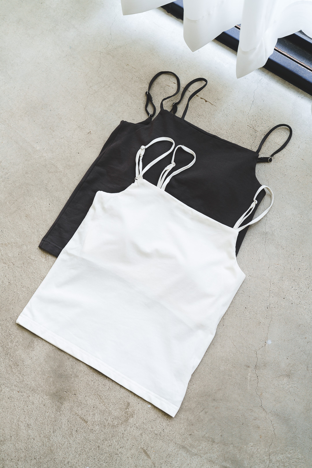 附胸墊！三吊帶設計背心(兩色)