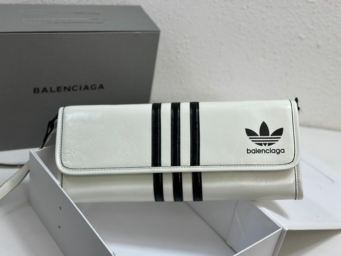 B a  l e n c i a g a  ✖️ 三葉草 聯名斜挎包