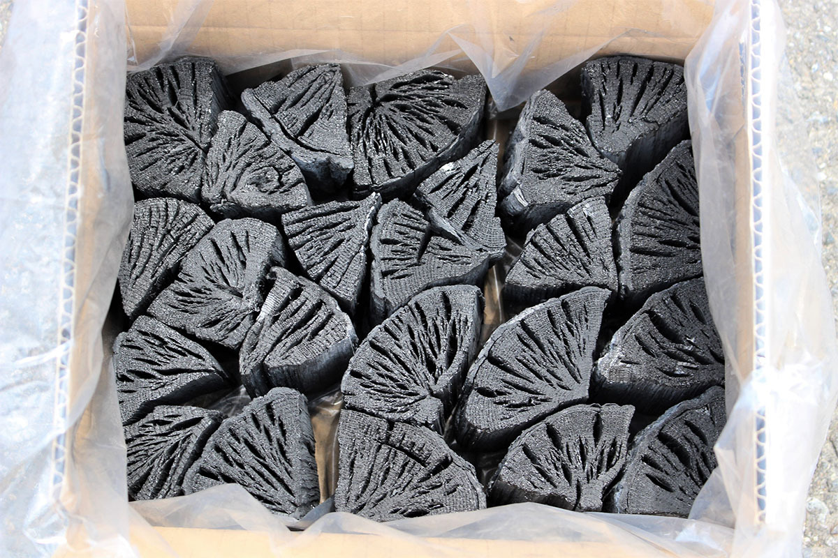 日本 谷地林業の1.2kg 黒木炭 -00012