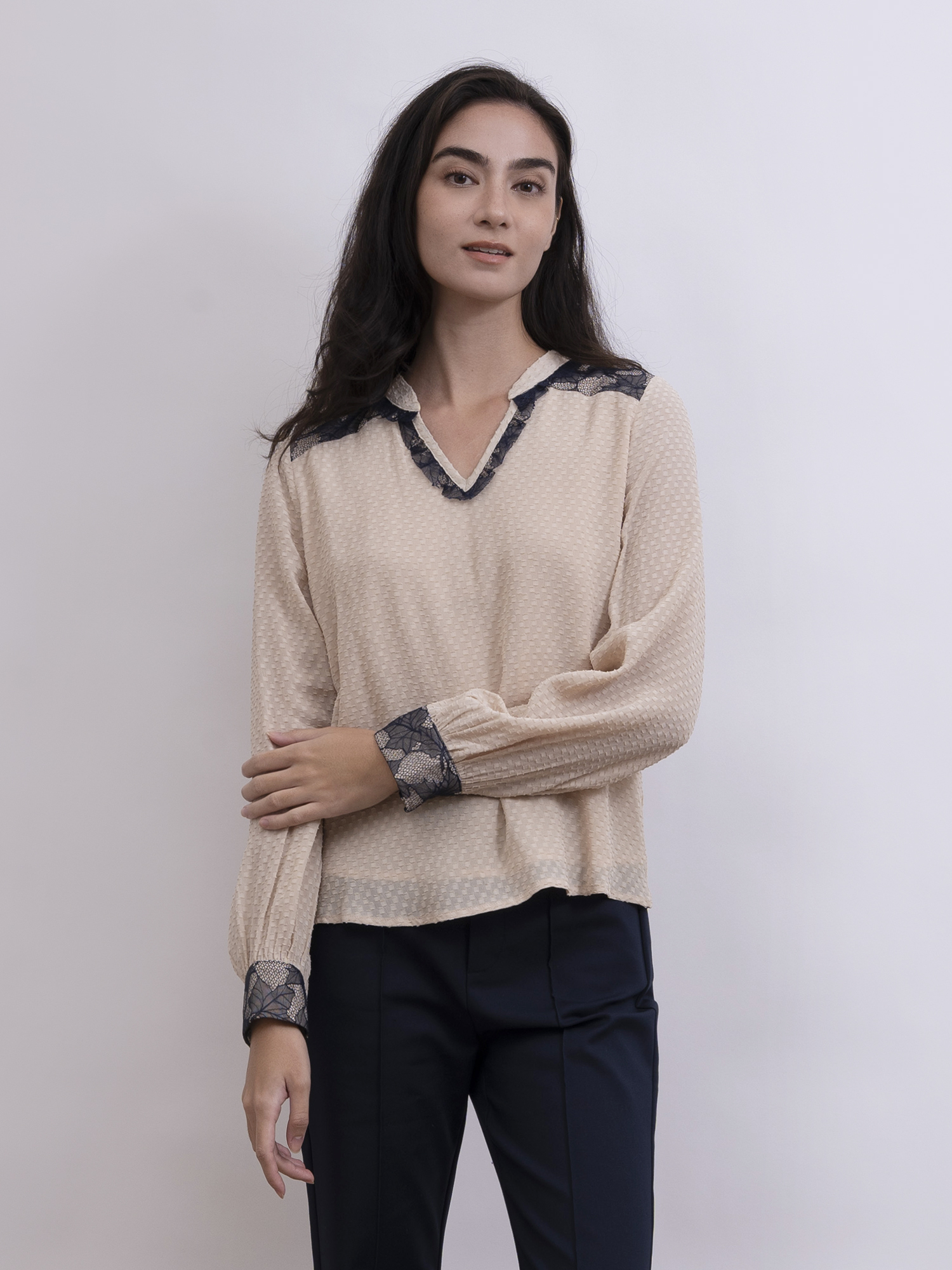 mi-tu 蕾絲V領上衣