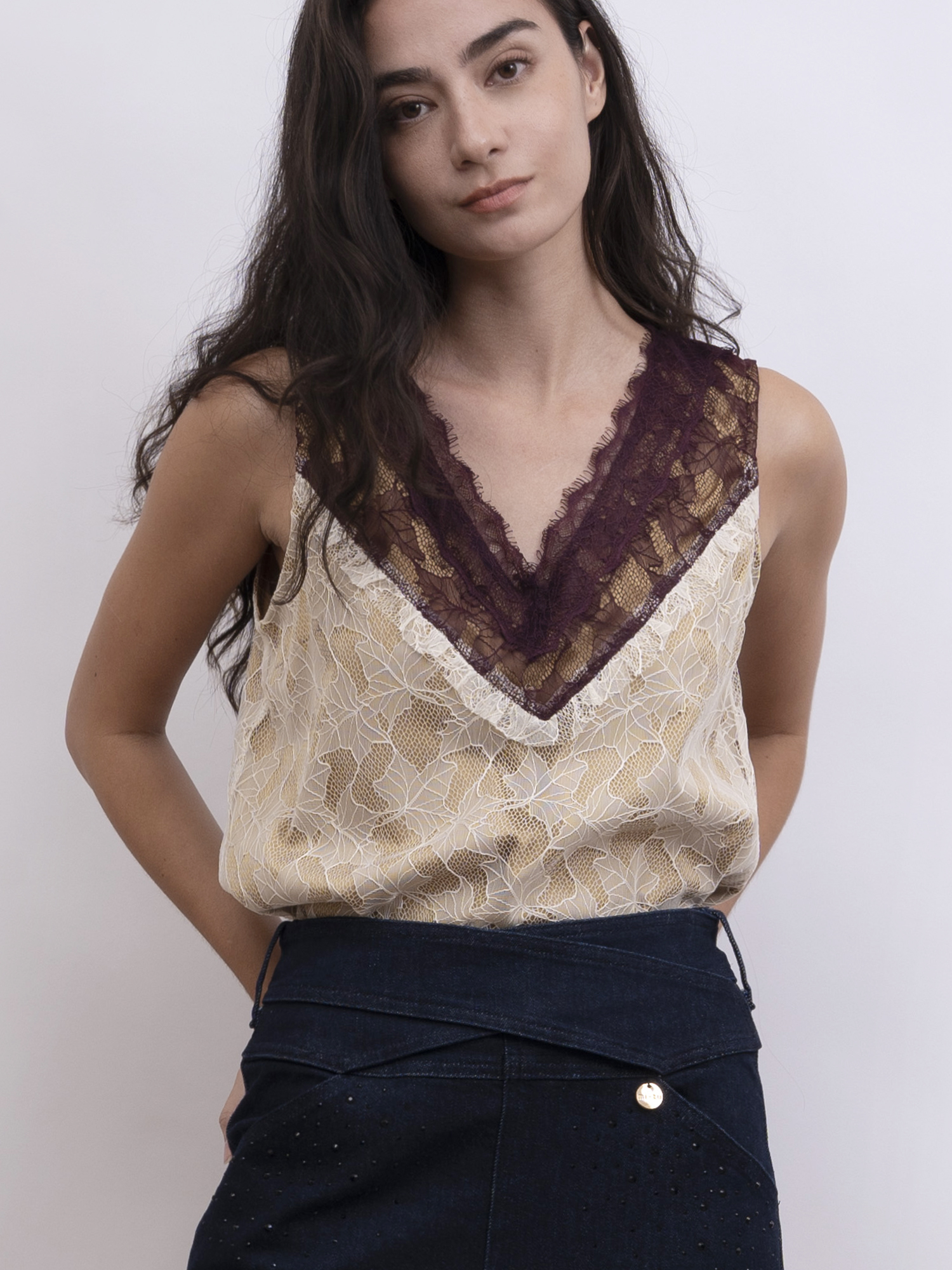 mi-tu 蕾絲拼色V領背心