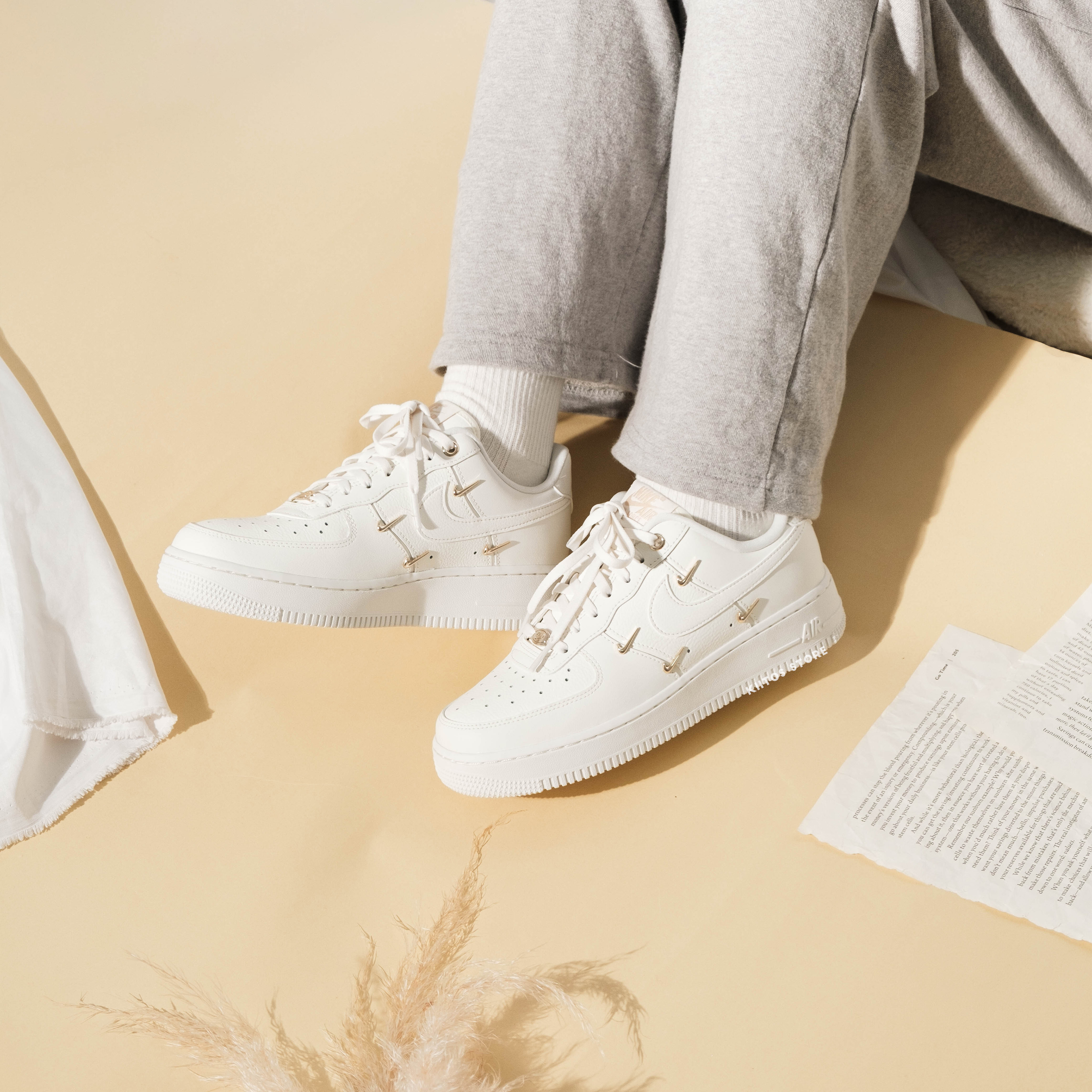 NIKE AIR FORCE 1 LX 泫雅金勾 FV3654-111 MINI GOLD SWOOSH