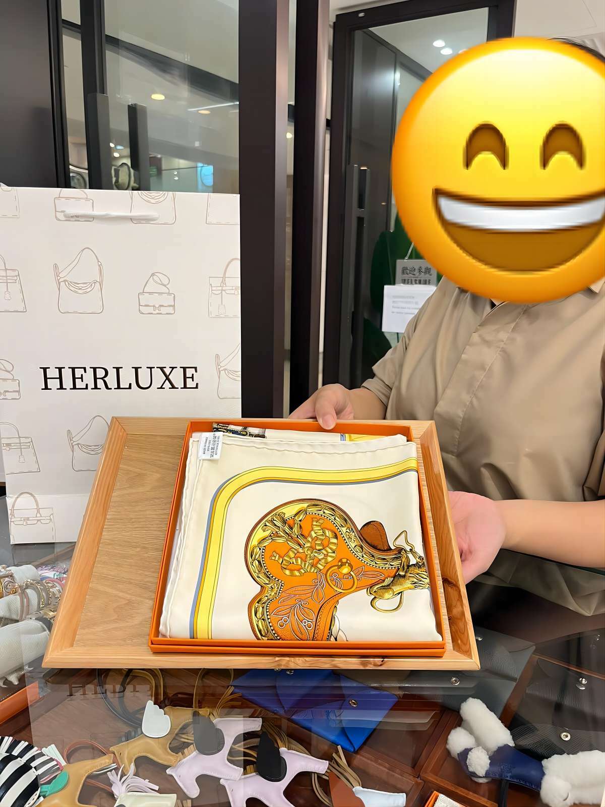 爽快靚靚來店復購scarf🎉 之前還幫襯過我哋💕 靚靚讚HERLUXE服務好 價錢抵買👍🏻 多謝你嘅支持🫶