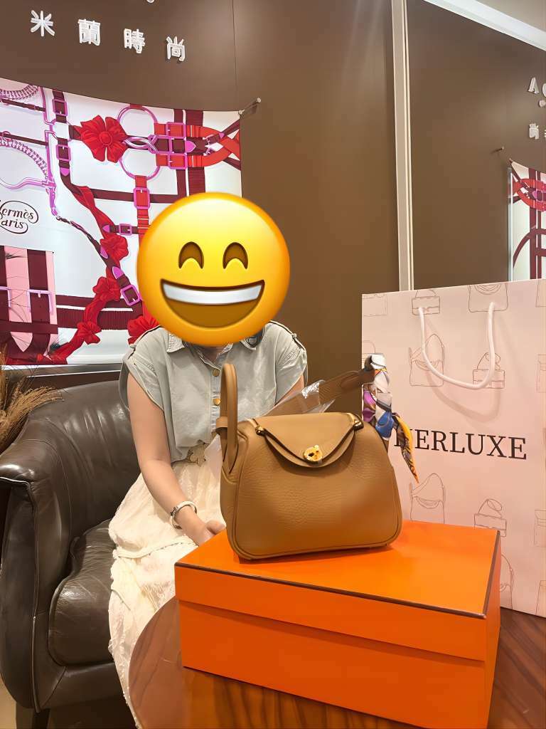 爽快靚靚walk in來shopping🎉 一眼被lindy mini餅乾色吸引🤩 配埋Twilly🎀 靚靚大讚HERLUXE有門店 現貨全 價格好 服務好🏆 仲係熟客朋友介紹認識我哋嘅🫰今次爽快埋單抱走心頭好❤️ 多謝你哋嘅支持與100%信任🫶👍