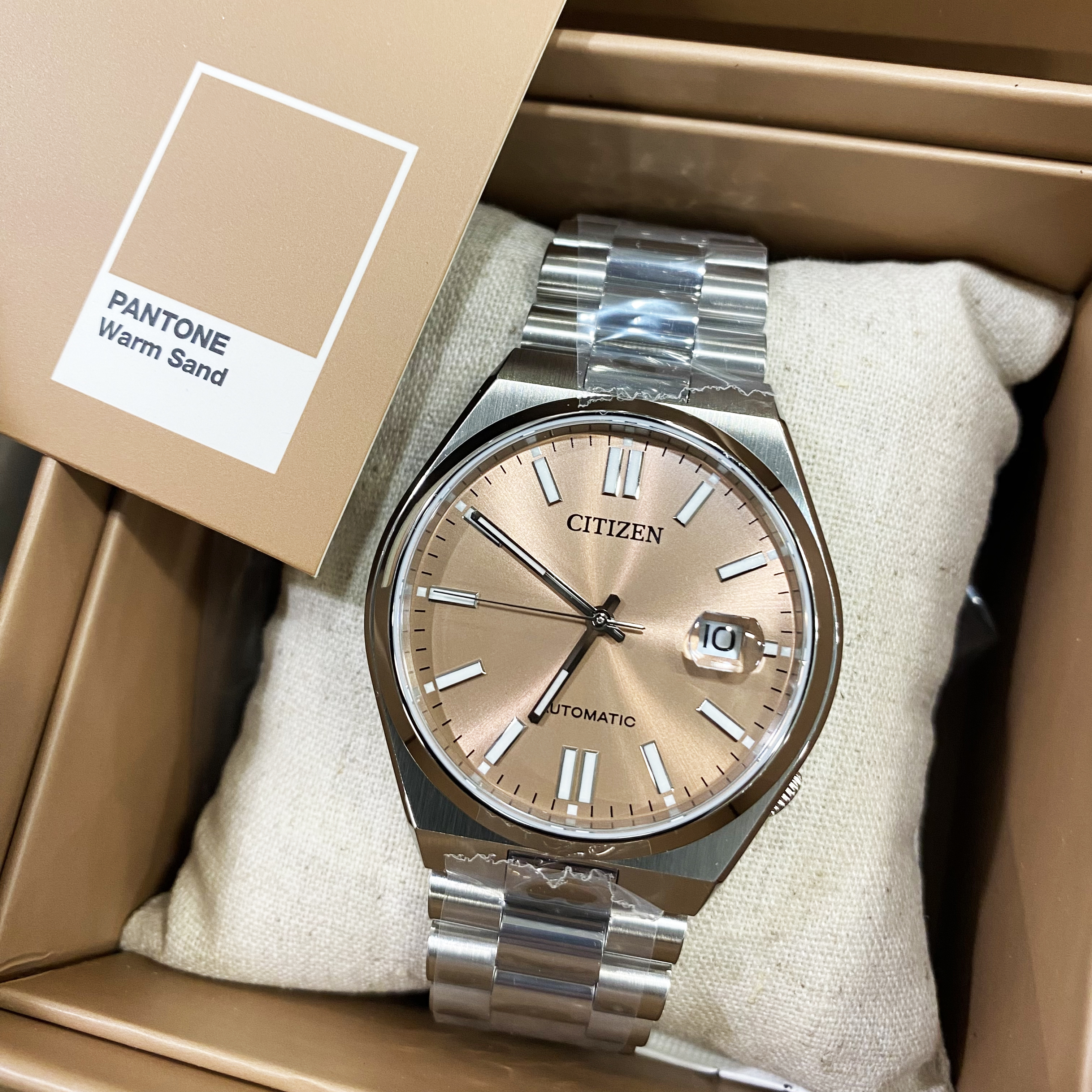 CITIZEN x Pantone 限量版 NJ0158-89Y 40mm 沙色 自動機械  鋼帶手錶
