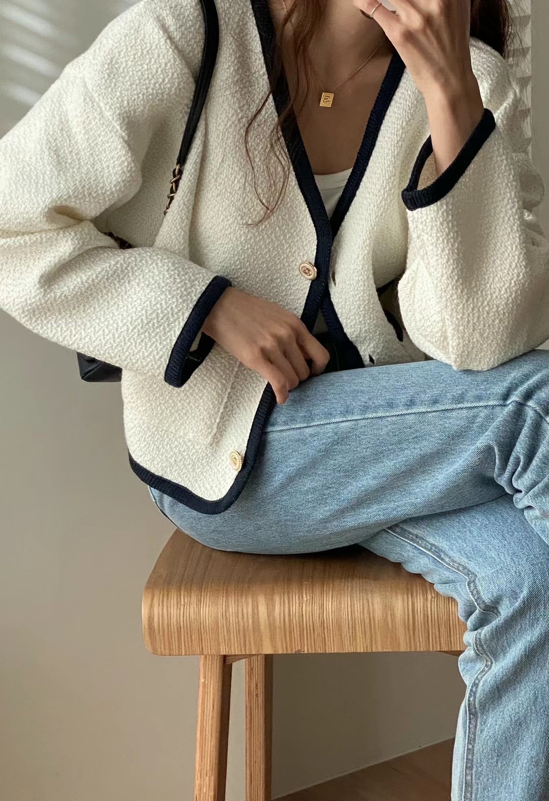 撞色邊V領壓紋外套