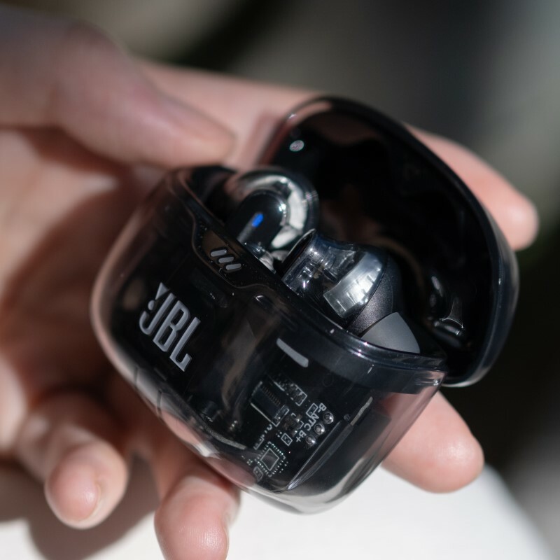 JBL 透明系列耳機 TUNE BEAM GHOST 真無線降噪藍牙耳機，黑色透明實機室外使用