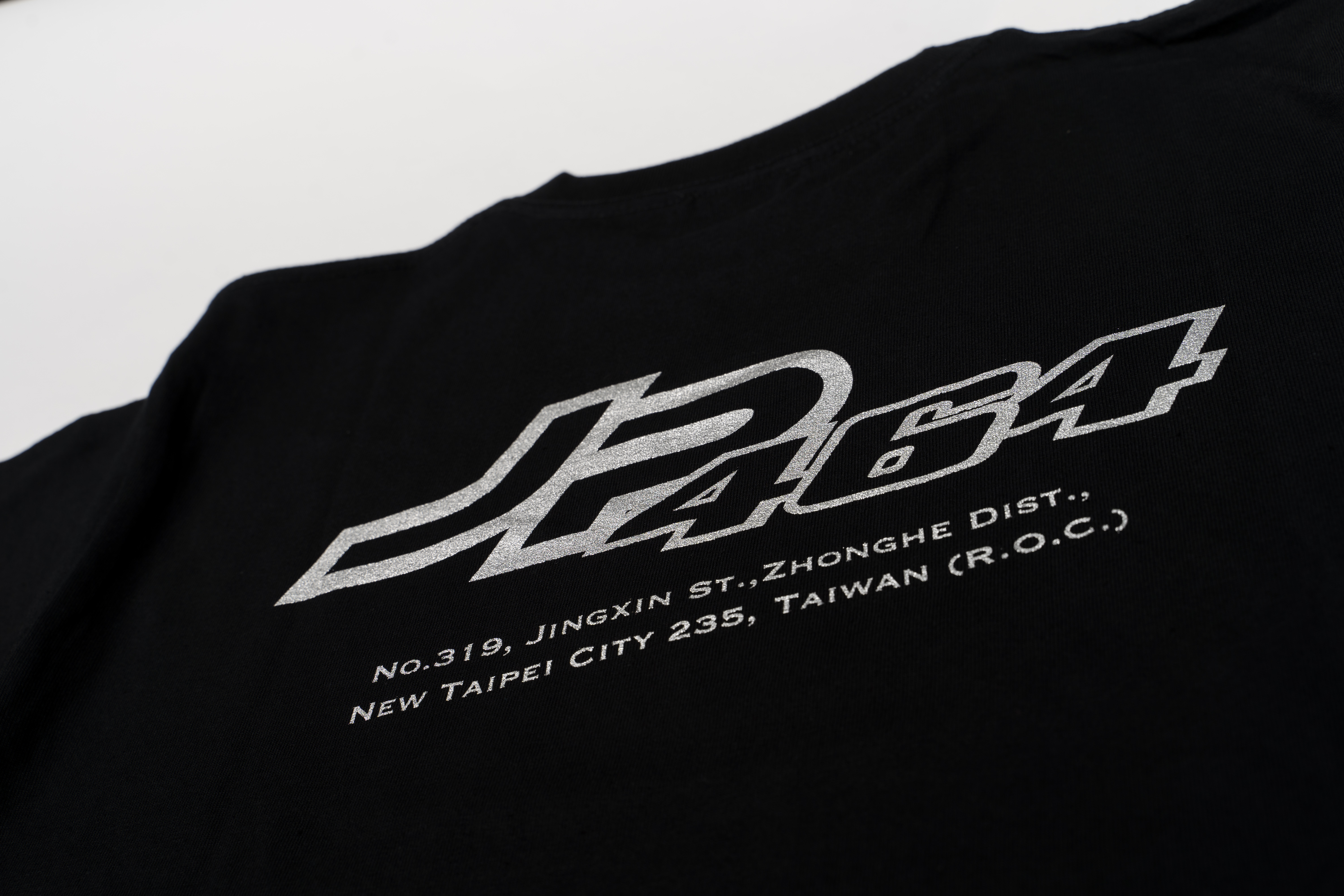【JP464】 Classic Logo T-Shirt Black 銀漿字體