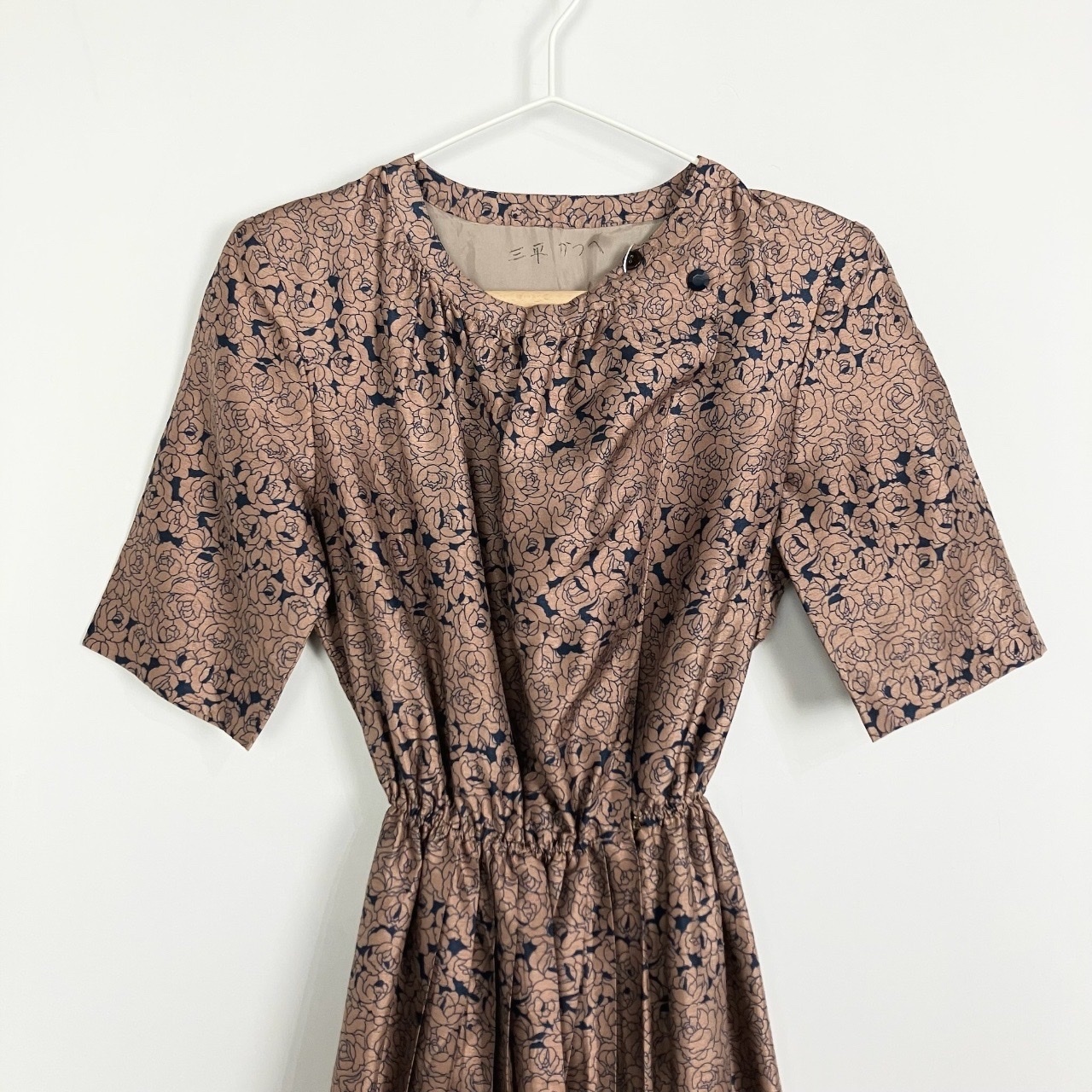 玫瑰金色短袖連身裙