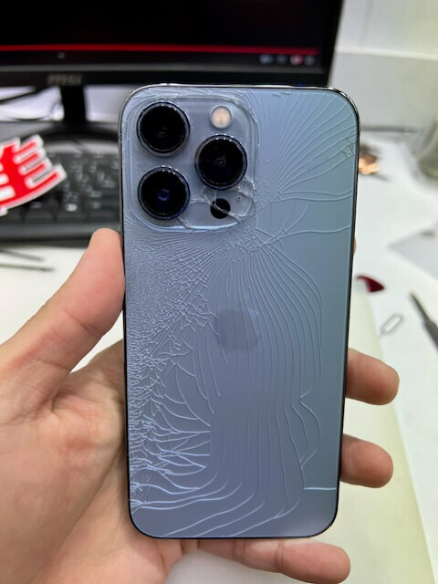 iPhone爆背玻璃