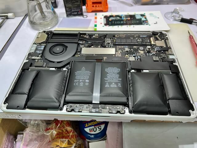 MacBook電池發脹