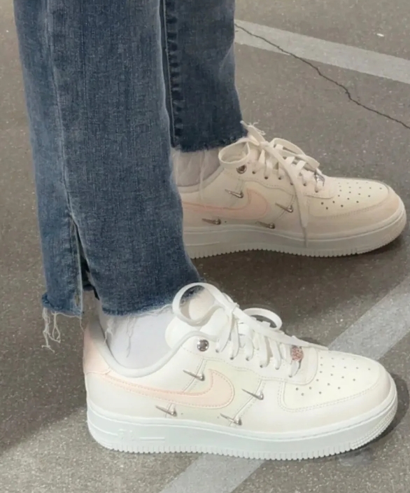 【Luxury】最新款 NIKE AIR FORCE 1 07 LX 櫻花粉 四勾 玫瑰金 女鞋 FV8110-181 空軍一號 小金勾
