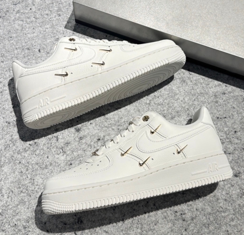 【Luxury】女鞋 NIKE AIR FORCE 1 LX GOLD SWOOSH 全白 小金勾 立體 小勾 休閒鞋 AF1 FV3654-111