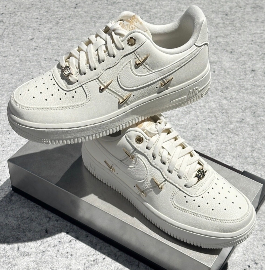 【Luxury】女鞋 NIKE AIR FORCE 1 LX GOLD SWOOSH 全白 小金勾 立體 小勾 休閒鞋 AF1 FV3654-111