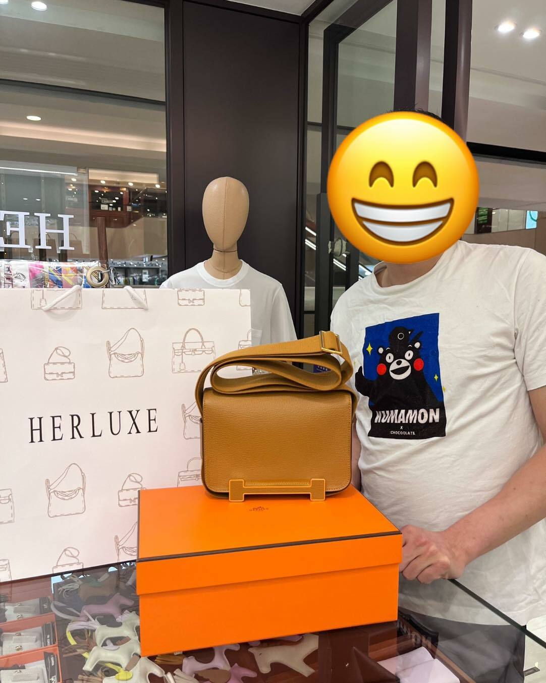 爽快愛妻號先生嚟pick up Geta焦糖色🥞金扣🔑 先生係特意買嚟送比太太做愚人節驚喜🥳 都好浪漫啊😍 透過合照活動📸 我哋能夠為客人傳遞愛意表達❤️ 實在感到榮幸有使命感💪 多謝你選擇了HERLUXE🫶