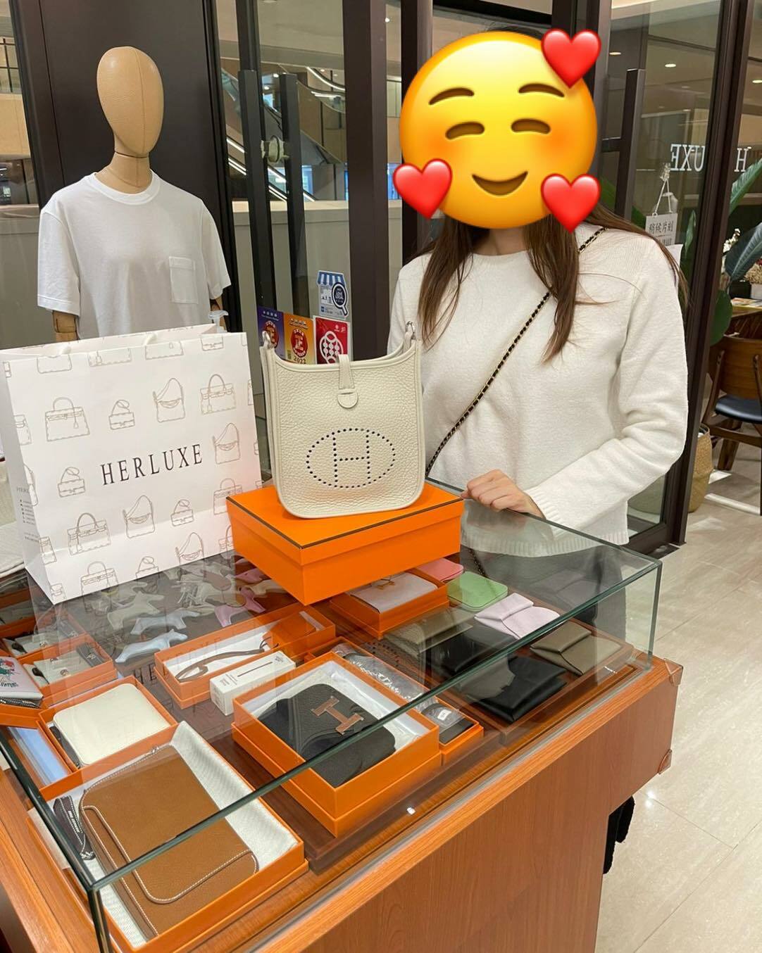 爽快靚靚來pick up mini E冰川白🧊 係送比朋友嘅生日禮物🎁🎉 靚靚還對Card holder有興趣💕 多謝你嘅信任與支持🫶 HERLUXE貨品齊👍 服務好❤️ 性價比高💪 值得你信賴🥰