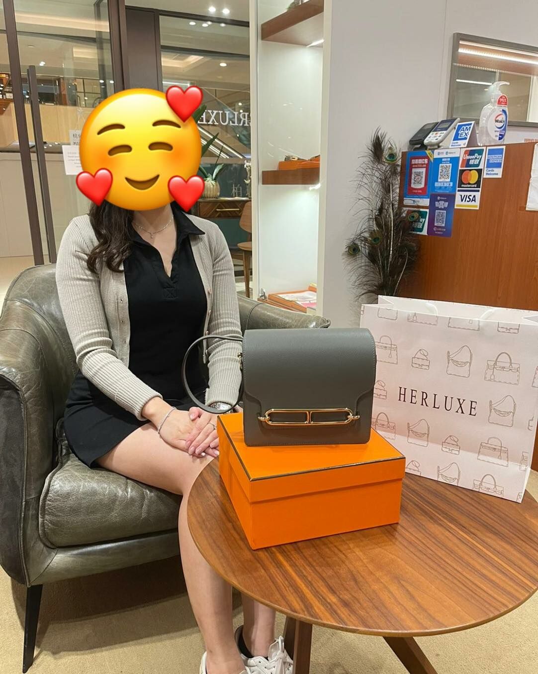 爽快靚靚來pick up Roulis mini 積雨雲灰🌧️ 原來靚靚係出面搵咗好多間店都無貨💢 見到我哋有貨即刻爽快埋單💸 抱走呢隻心頭好😍 見到實物超級開心🥳 還要買Twilly配襯💕 多謝你對我哋嘅信任與認可🫶 HERLUXE絕對係可靠的選擇💪