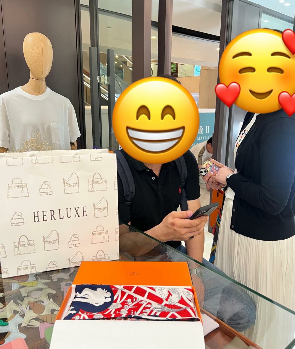 韓國情侶爽快選購咗條Twill up俾媽咪做手信👩🏻💗 希望收到咁靚嘅禮物🎁媽咪會鐘意啦🥰 最後還再揀多條twilly俾自己配襯😍 多謝你哋支持🎉