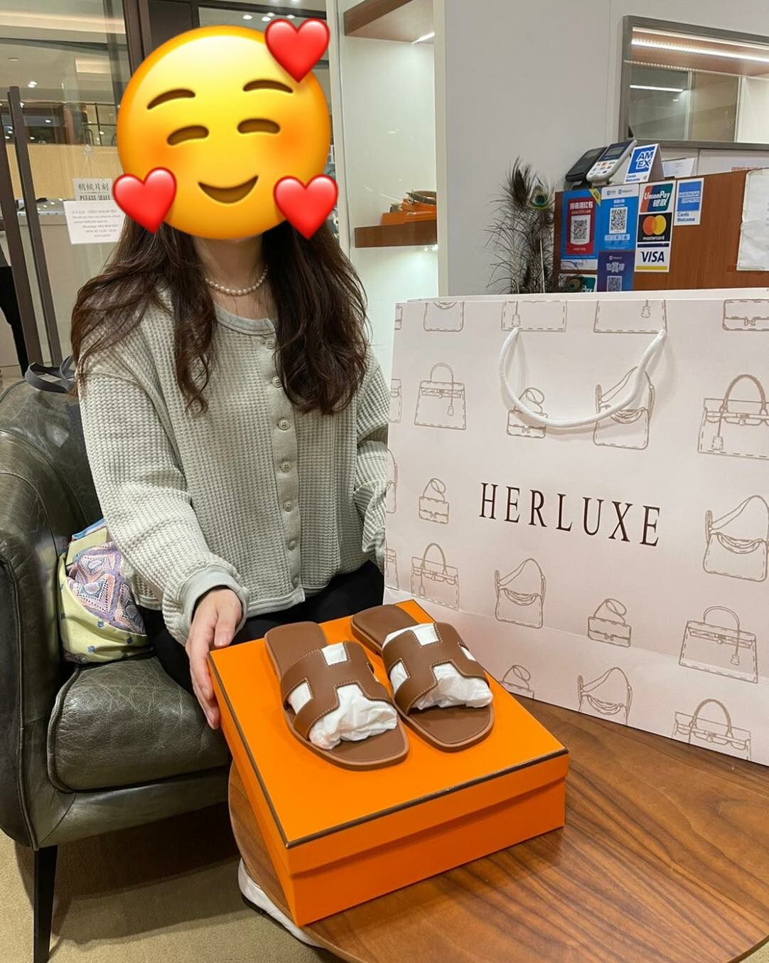 海外遊客靚靚到店買野🛍️ 目標明確來挑選鞋👡 睇啱款式和size即刻爽快埋單💕 非常開心抱走心儀貨品🤲 選擇HERLUXE絕對可靠👍