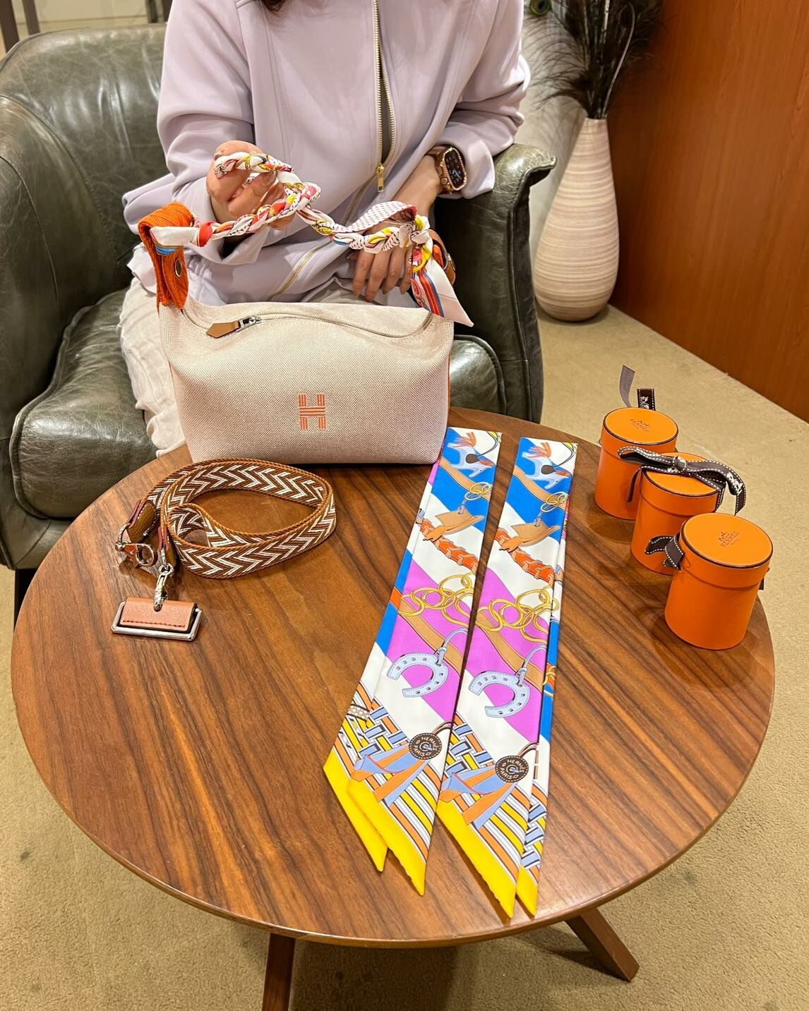 爽快靚靚在網上咨詢我哋後🔍 馬上到店購買咗兩條twilly🎀搭配Picotin同一條新款twilly twins🎀搭配飯盒包💕 飯盒包肩帶即時換了twilly twins💗 這效果超滿意🥰 多謝你嘅關注與支持🎉