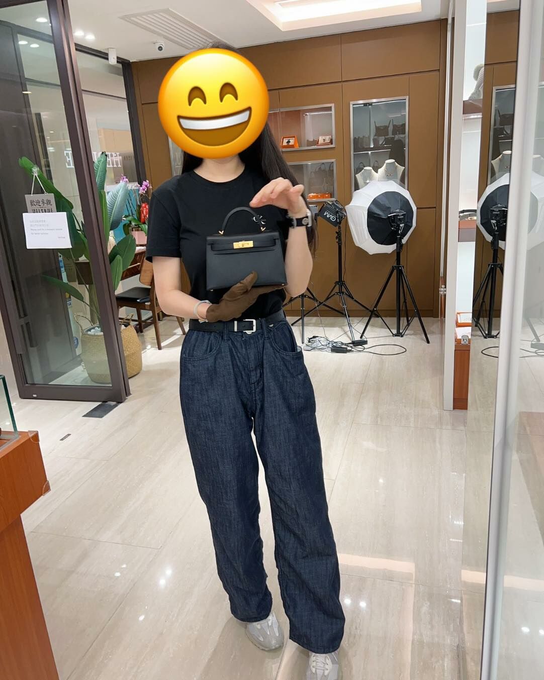 海外遊客靚靚眼光真好✨ 剛買完絲巾🎀又馬上鎖定了K20黑金🖤🔑✨ 經典百搭顯氣質💕 多謝你嘅認可🫶 HERLUXE品質好👍 口碑好🏆 值得你信賴❤️