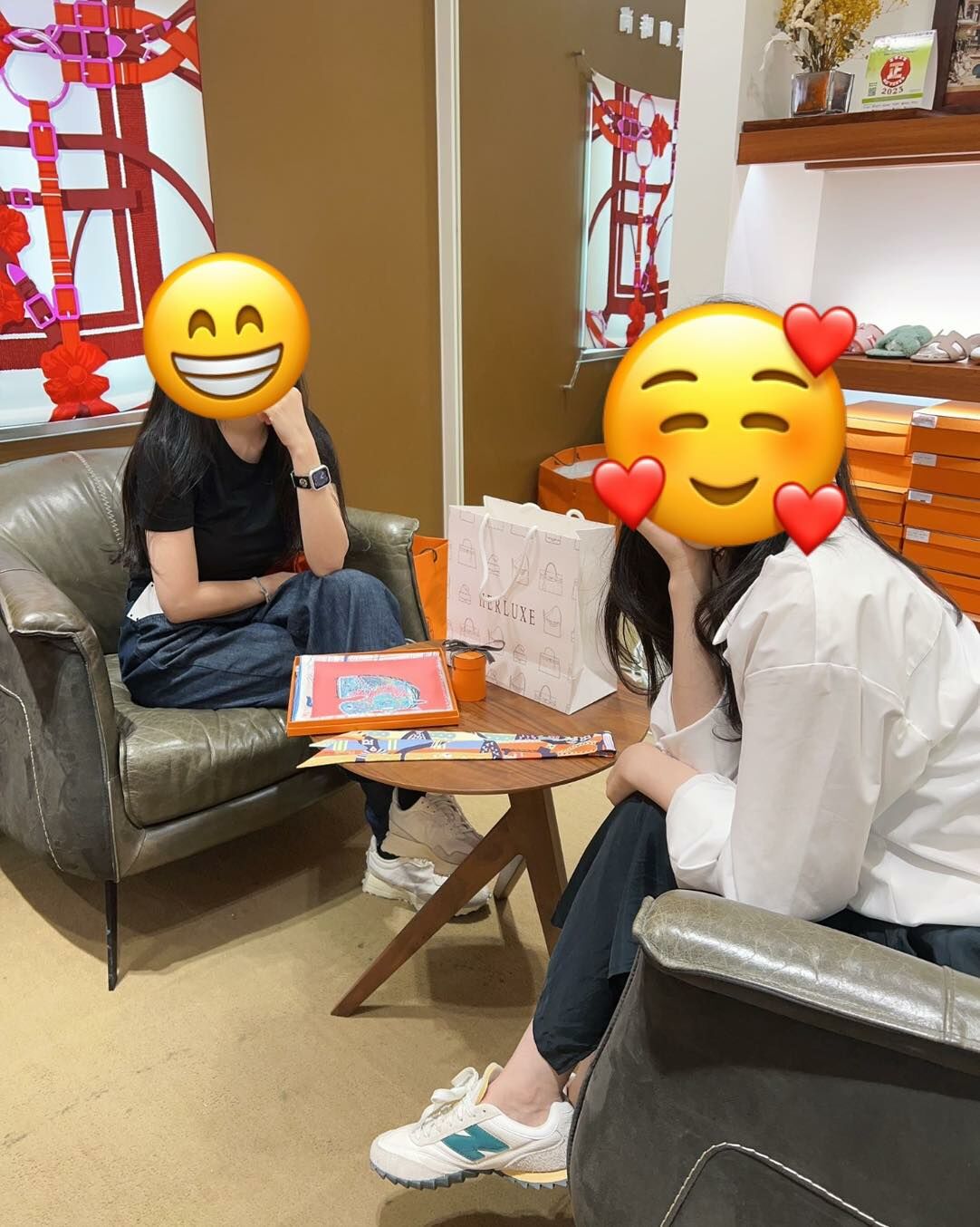 2位海外遊客大美女walk in嚟買野🛍️ 目標明確✨ 非常開心揀咗精美絲巾🎀 還對K20小極品都有興趣😍 多謝你嘅支持🫶
