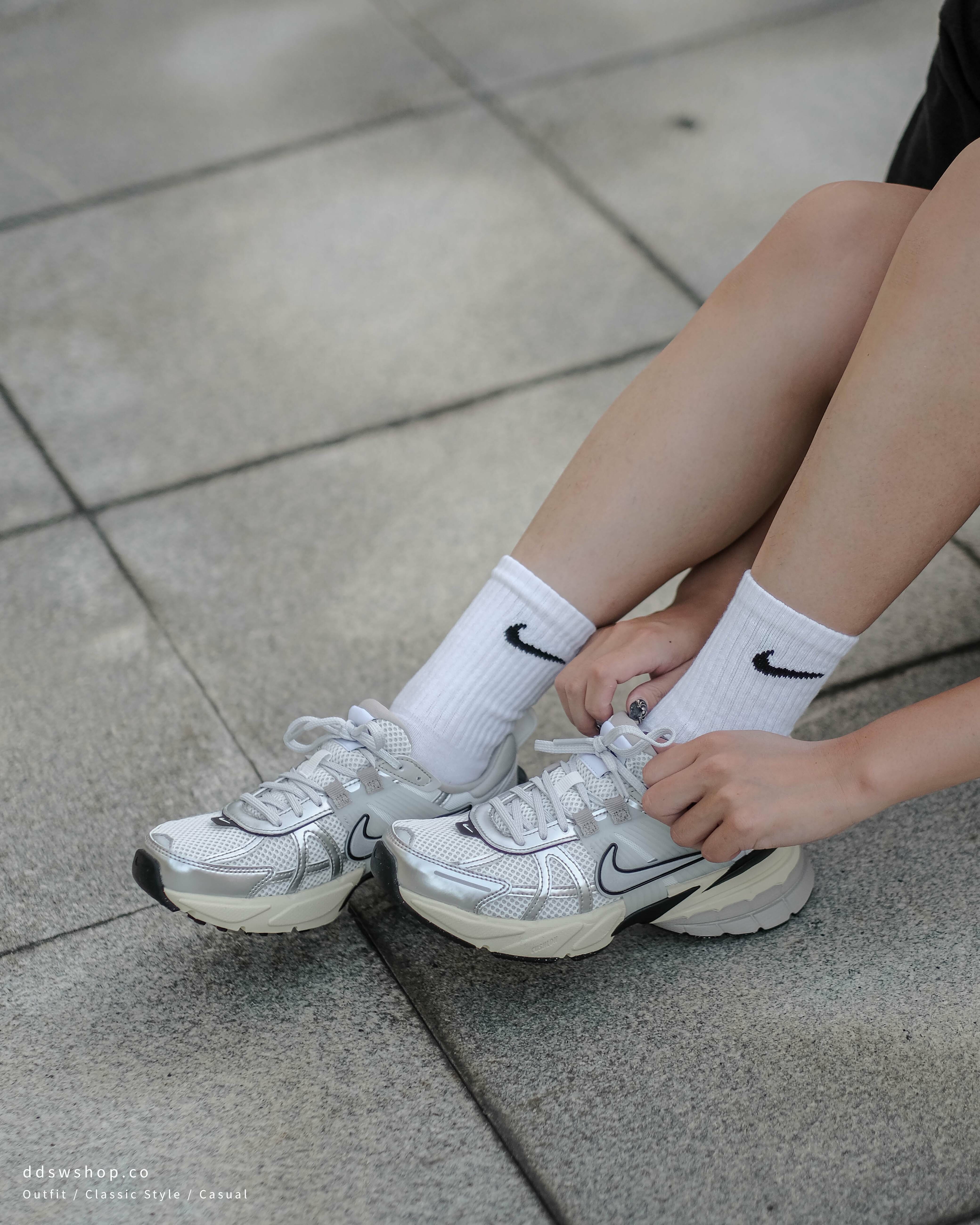 Nike V2K Run 復古千禧風 金屬銀白 奶油底 FD0736-100