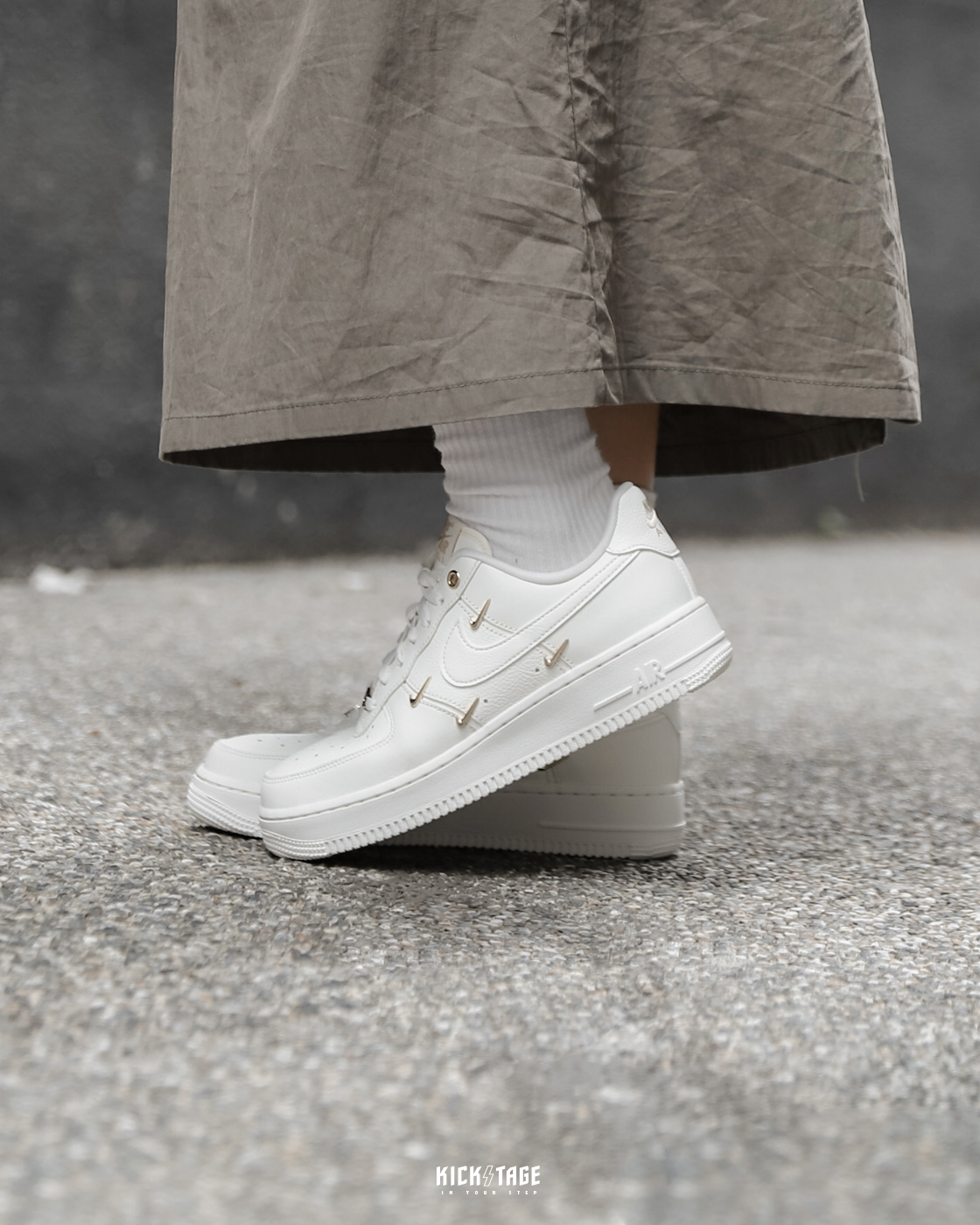 女鞋 NIKE AIR FORCE 1 LX GOLD SWOOSH 全白 小金勾  小勾 休閒鞋 AF1【FV3654-111】LGS N23  RAF1 WAF1