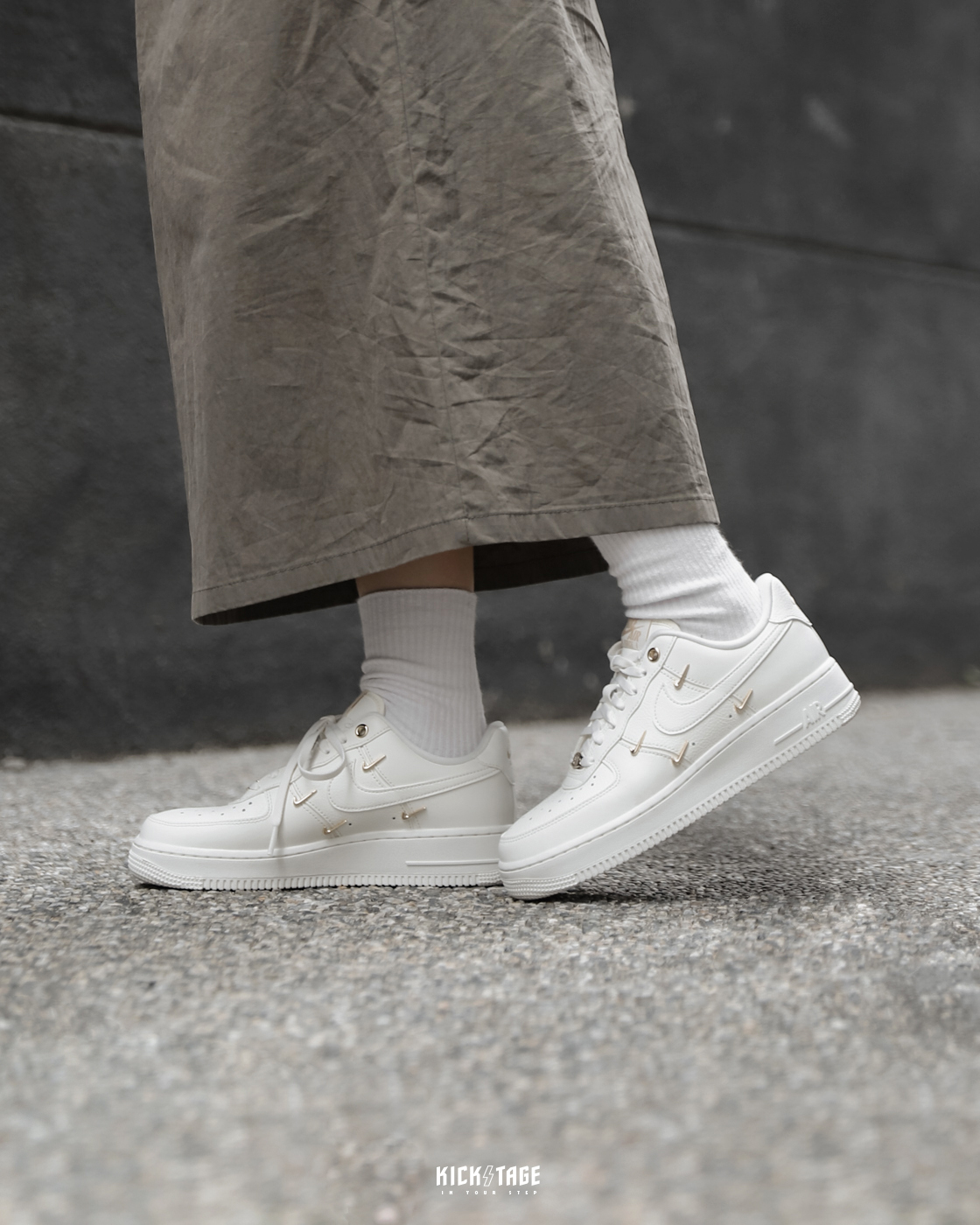 女鞋 NIKE AIR FORCE 1 LX GOLD SWOOSH 全白 小金勾  小勾 休閒鞋 AF1【FV3654-111】LGS N23  RAF1 WAF1