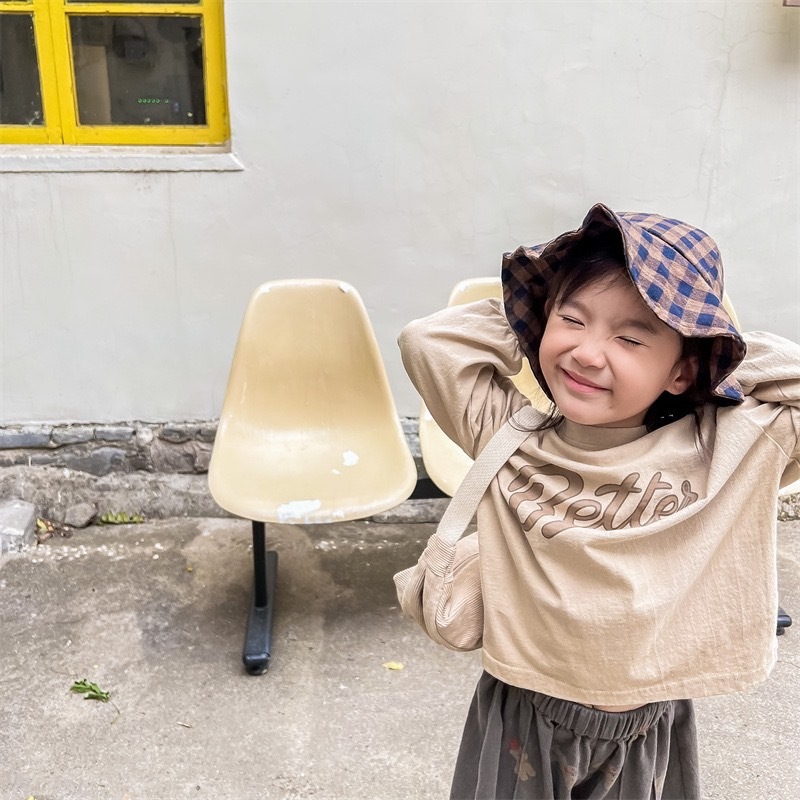 撞色英字草寫大學T