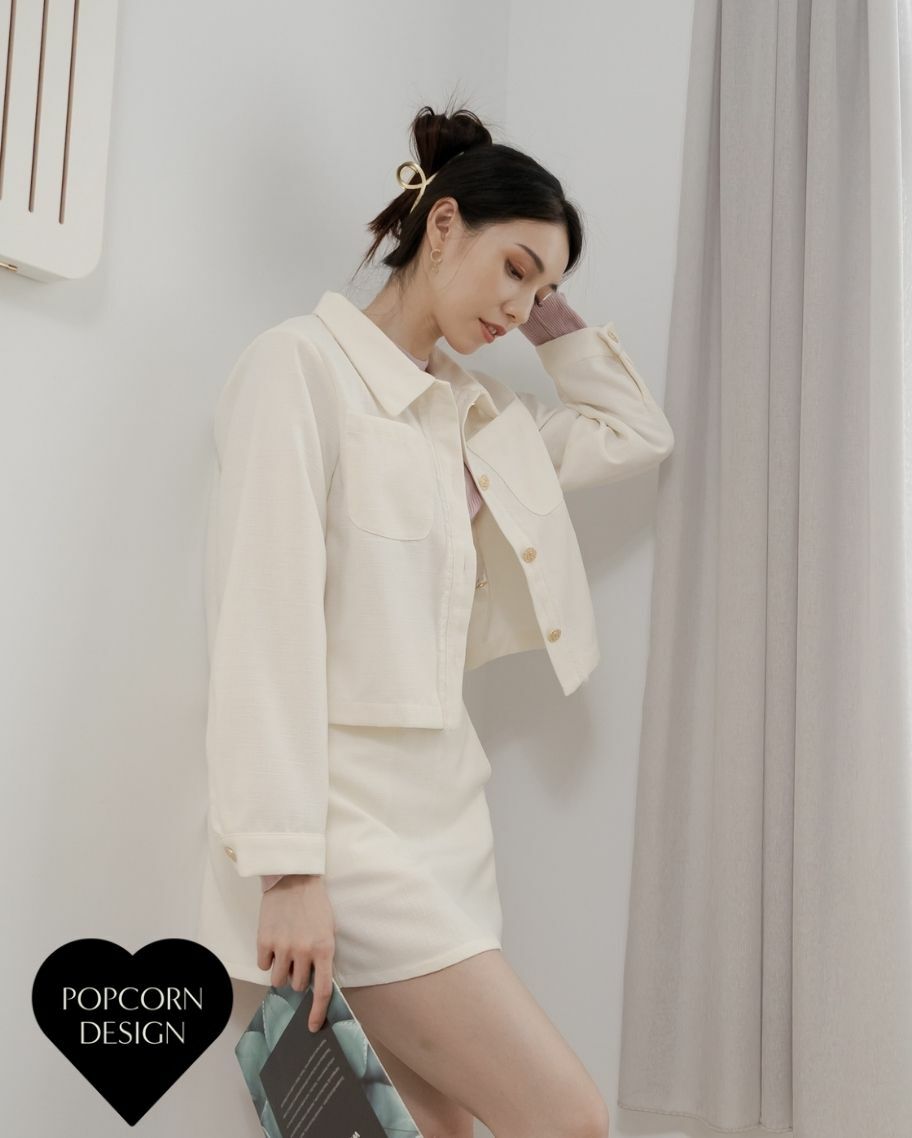 獨家設計翻領金釦外套