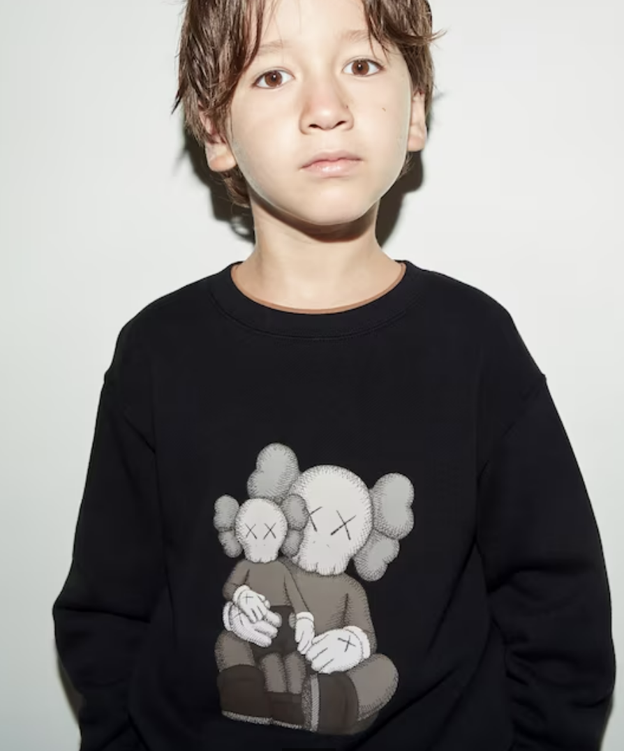 KAWS UT HOLIDAY UNIQLO KIDS 聯名 大學T 限定 限量 背後 泡澡 坐著 小孩款 現貨