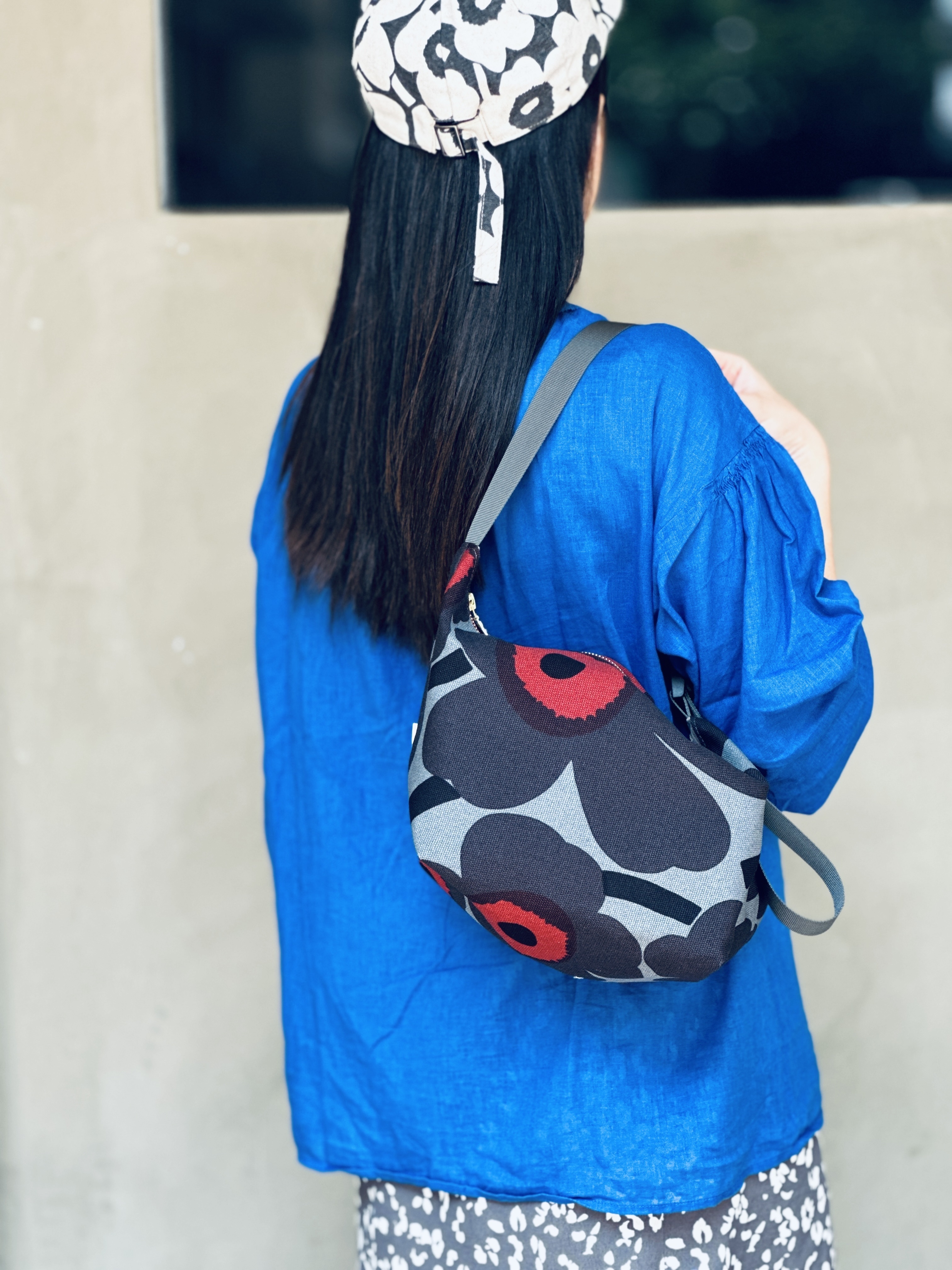 Em’s Essential Shoulder bag | Marimekko limited canvas fabric | Grey x 螢光紅花芯Unikko