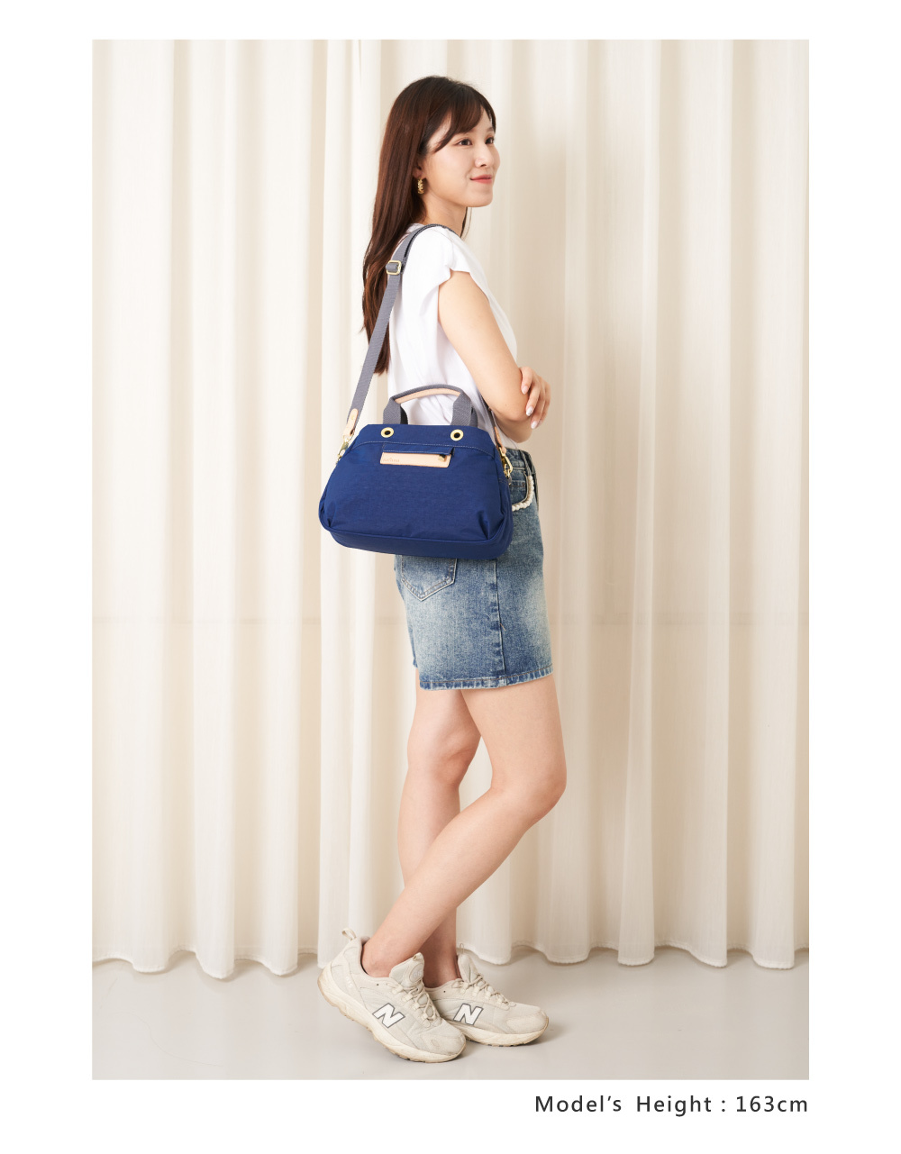satana Soldier 暖洋洋手提斜背包 海軍藍色 SOS2240-225 身高比例照