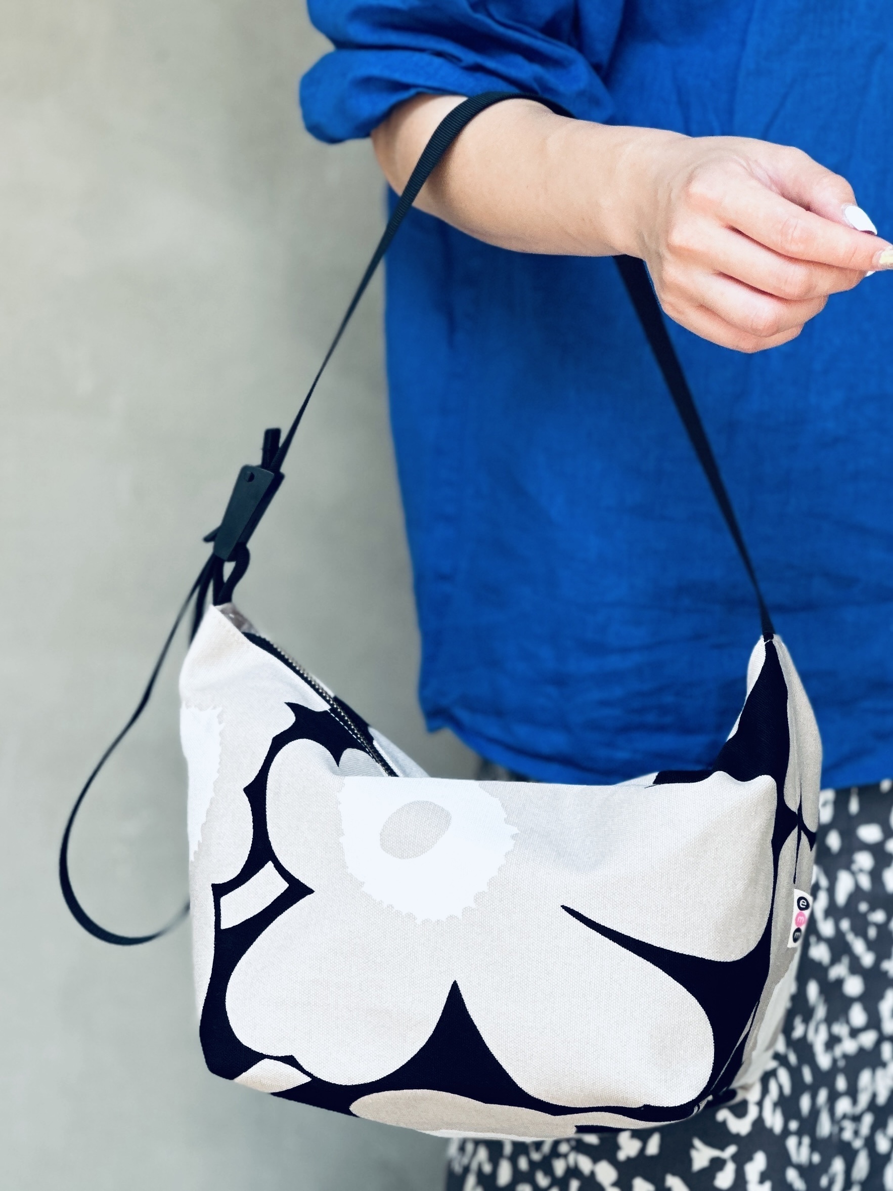 Em’s essential shoulder bag | marimekko canvas fabric | Black x Beige