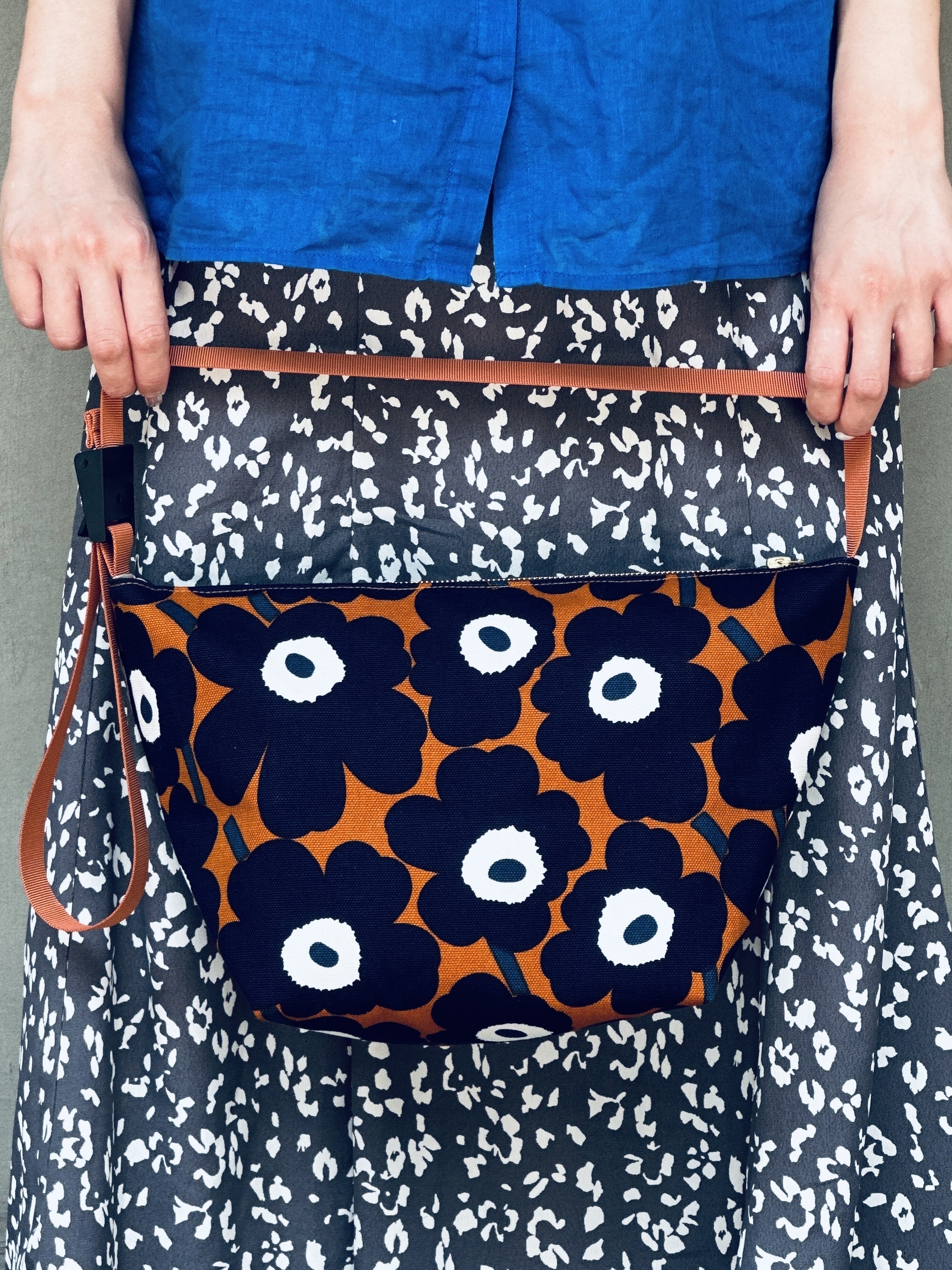 Em’s essential shoulder bag | marimekko canvas fabric | orange x navy 細花