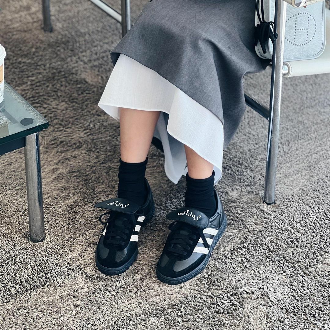 Adidas Originals Handball Spezial 黑色 塗鴉 翻鞋舌 長鞋舌 德訓鞋 HP6695